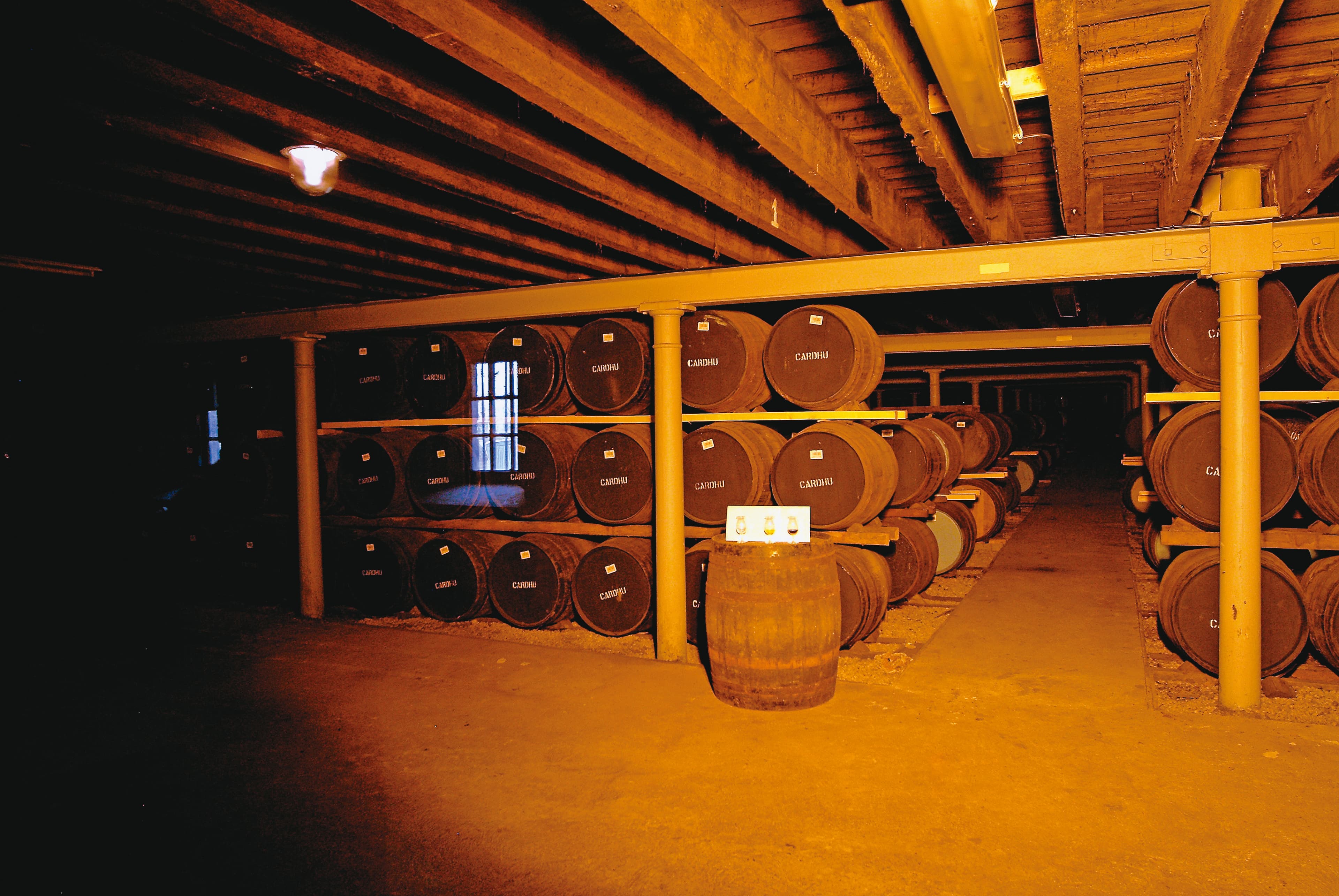 Cardhu酒廠透過傳統鋪地式酒窖(Dunnage Warehouse)存放,雖然存放數量有限,卻有利於酒液熟成。