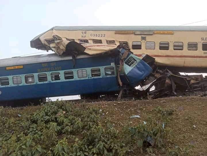 列車翻覆狀況相當慘烈,車體成上下堆疊變形。(翻攝自Puspendu Santra - Raj推特)
