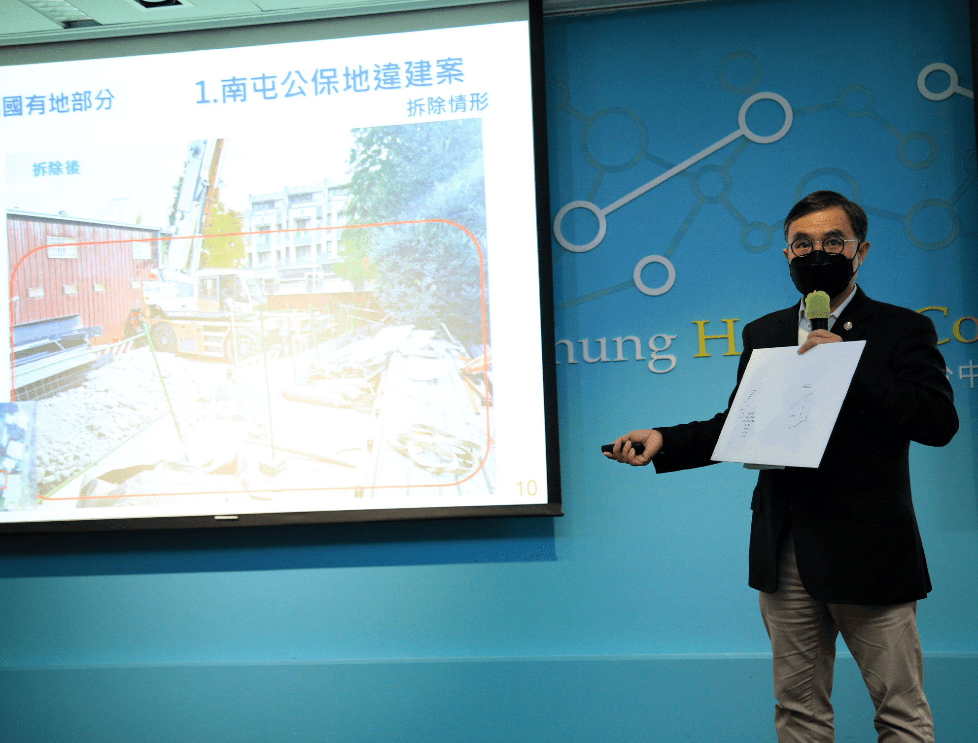 台中市都發局黃文彬說明顏家違建案。(台中市都發局提供)