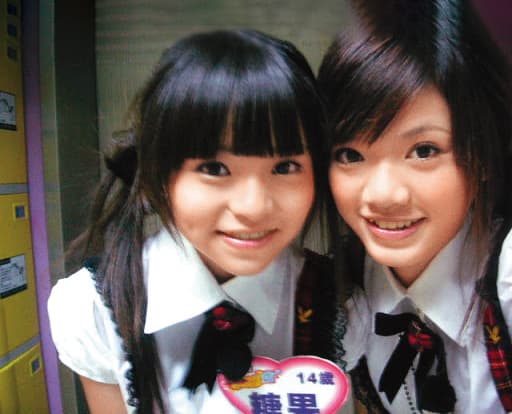 2007年,才14歲的斯亞(左)以「糖果」之名成為黑澀會美眉。右為蒂蒂(林妍柔)。(翻攝自《我愛黑澀會》後援會部落格)