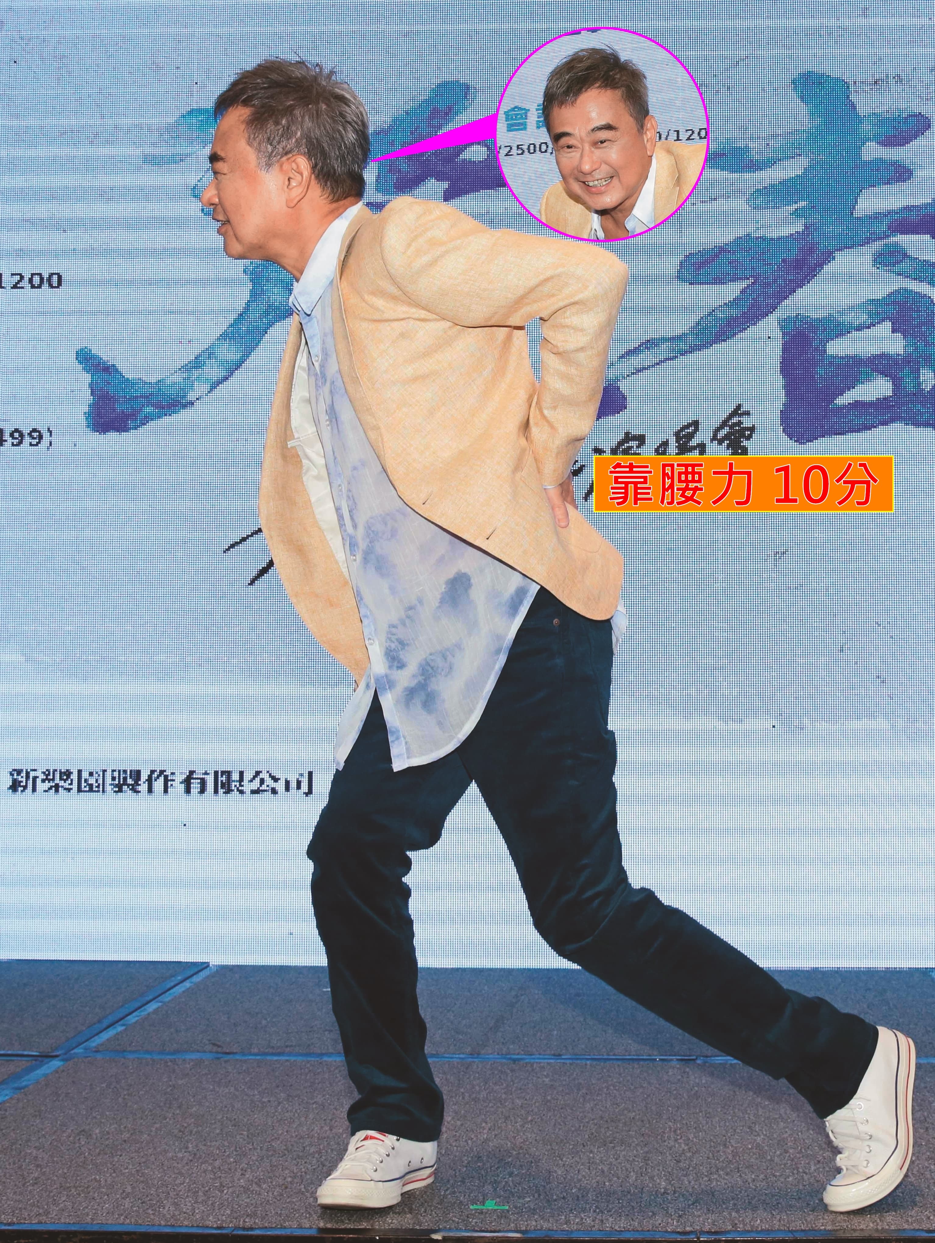 陳昇出席新專輯《麗春》發表會,看昇哥「歪腰」的模樣,快幫他打「控八控控」啊~關心哩欸坐骨神經痛。