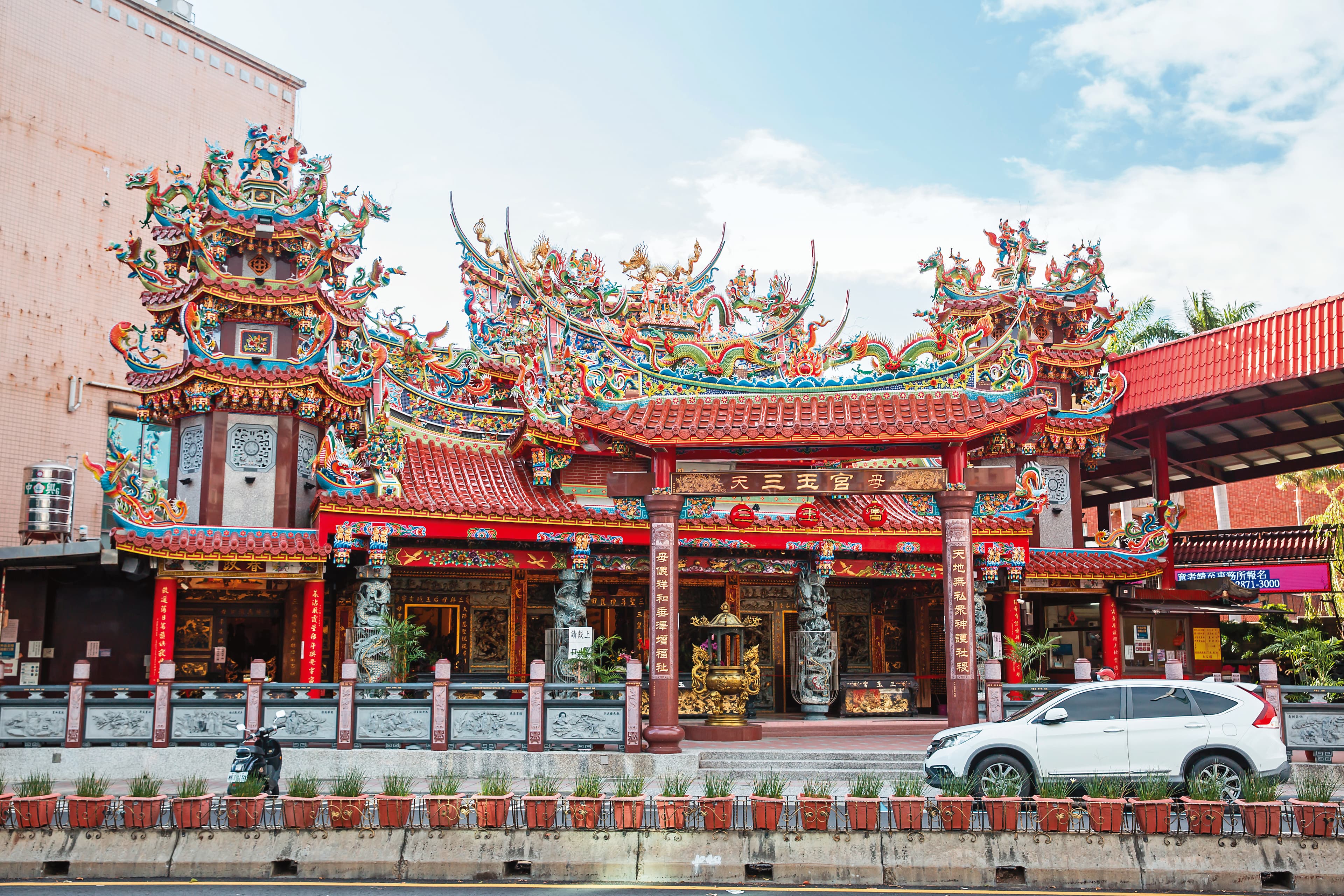 清乾隆15年間以石塊堆疊的福德祠,發展至今日的三玉宮,已有272年歷史。