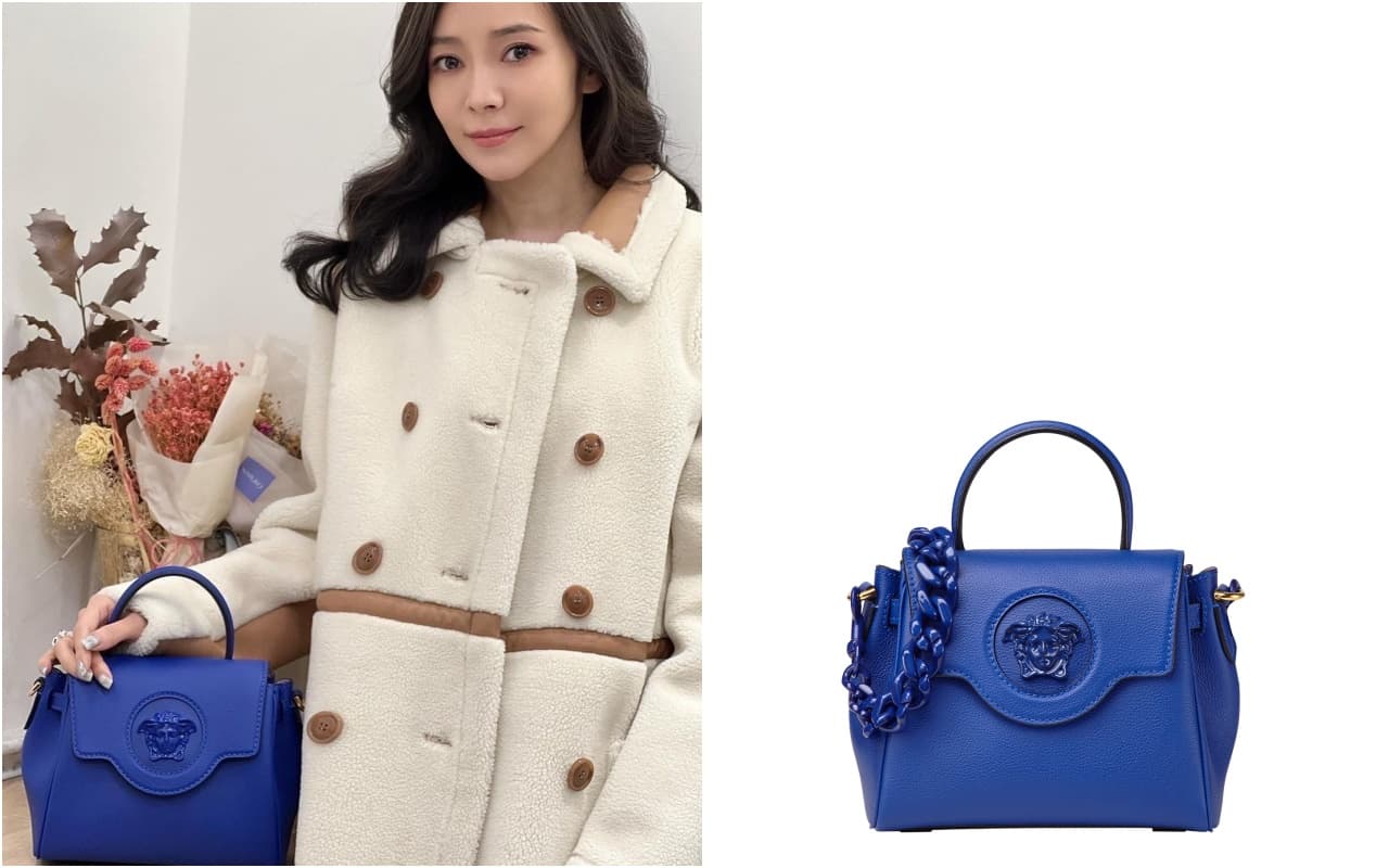 侯佩岑攜帶的是Versace La Medusa藍色手提包(小)。NT$57,000(翻攝自侯佩岑IG、VERSACE提供)