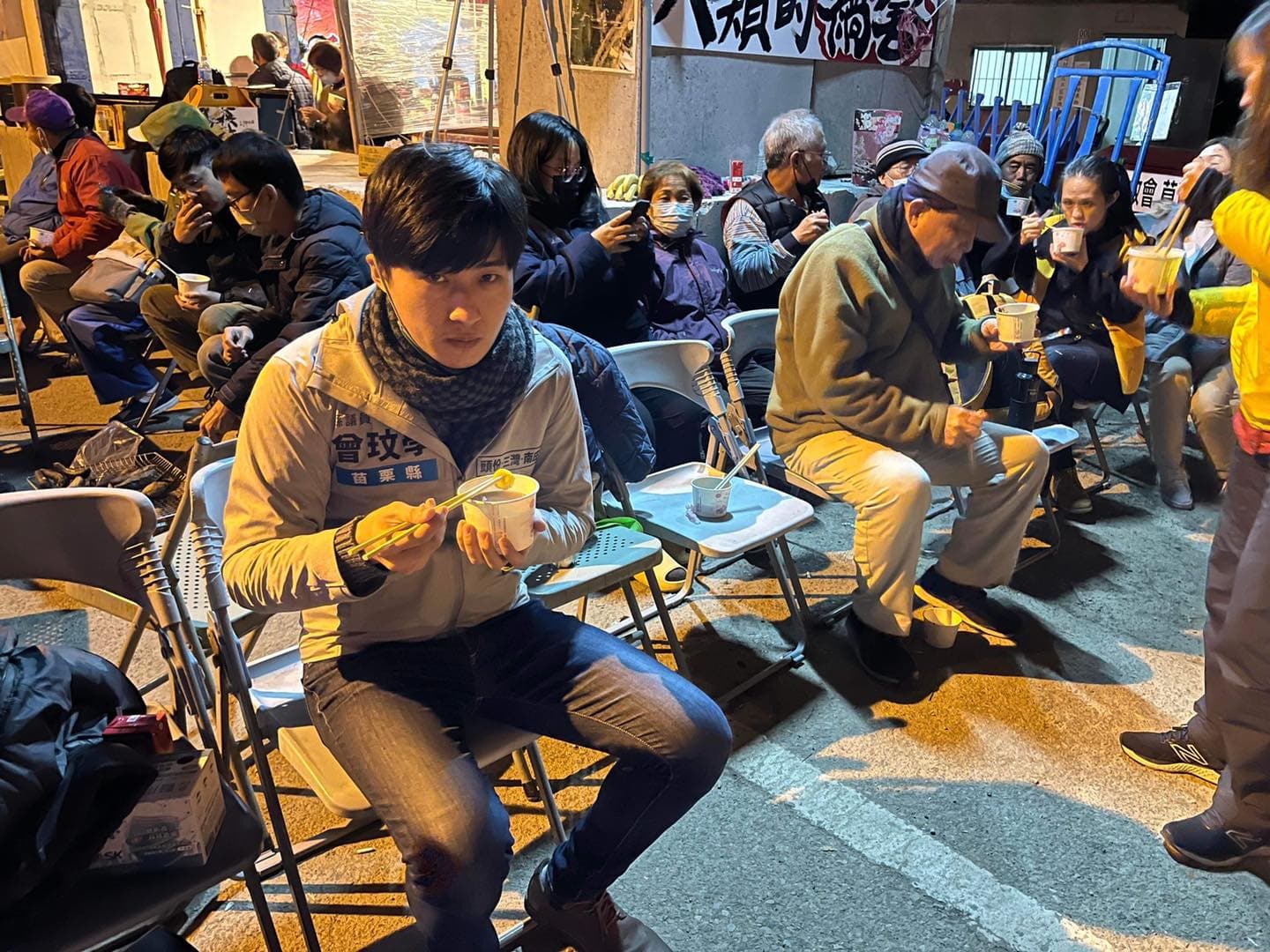 苗栗縣議員曾玟學親自前往現場支持自救會村民。(翻攝自自「曾玟學 苗栗縣議員」臉書)