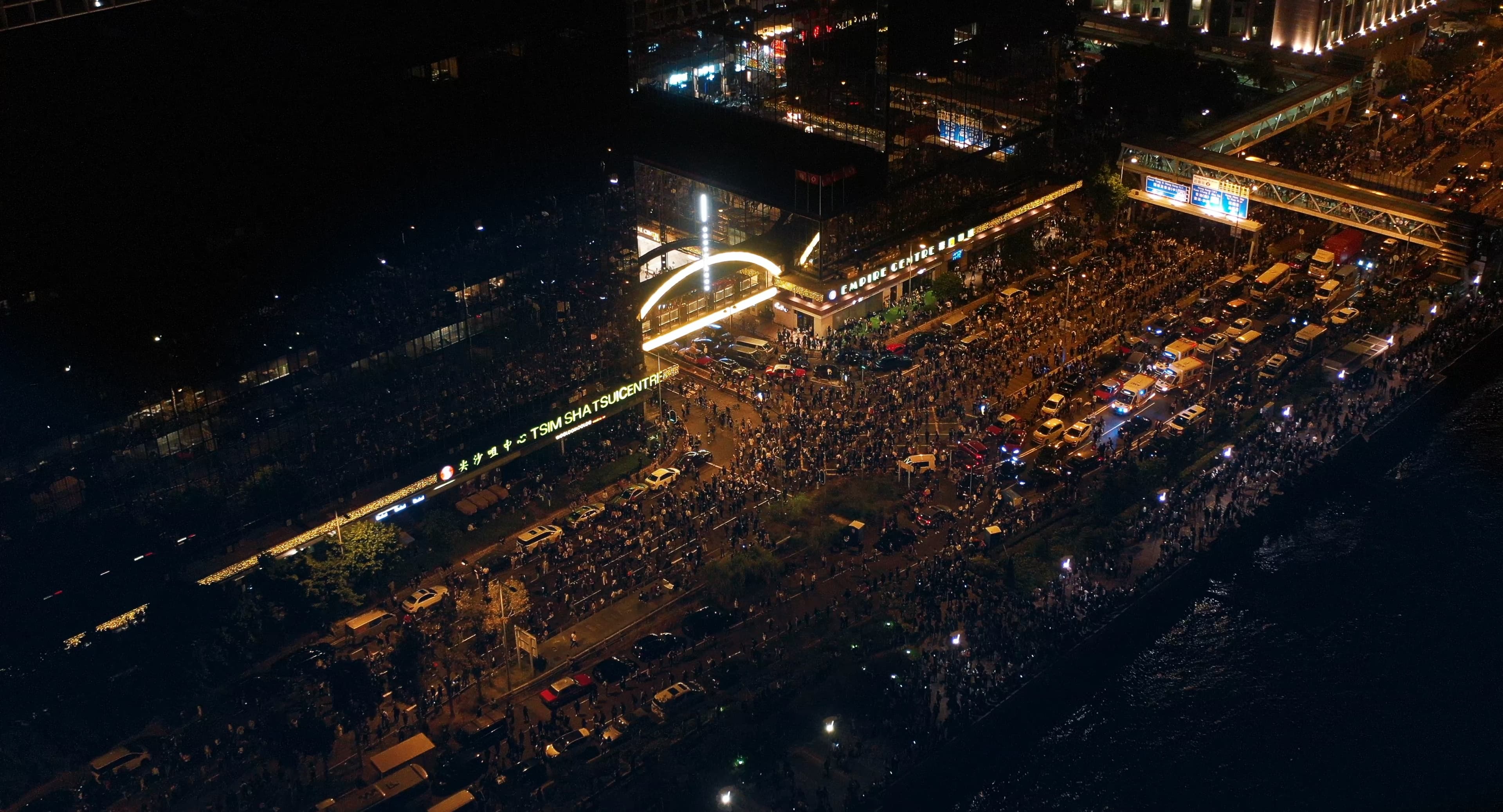 儘管入夜,為香港爭取民主自由的民眾仍擠爆路面,絕不妥協。(時代革命提供)