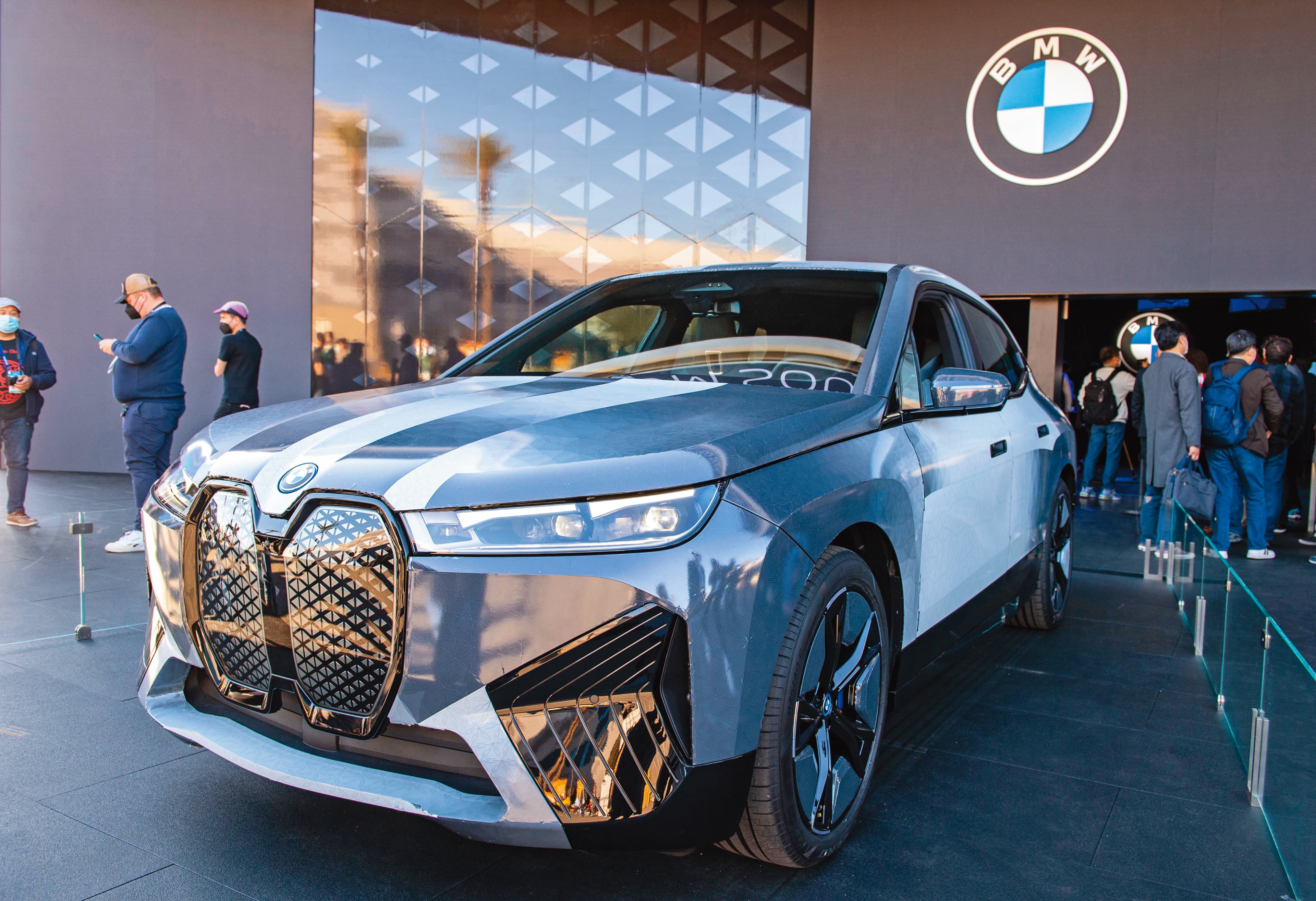 藉由元太電子紙技術,BMW iX Flow外觀瞬間由黑色轉變成白色,在CES展大出風頭,並引起廣泛討論。(達志影像)