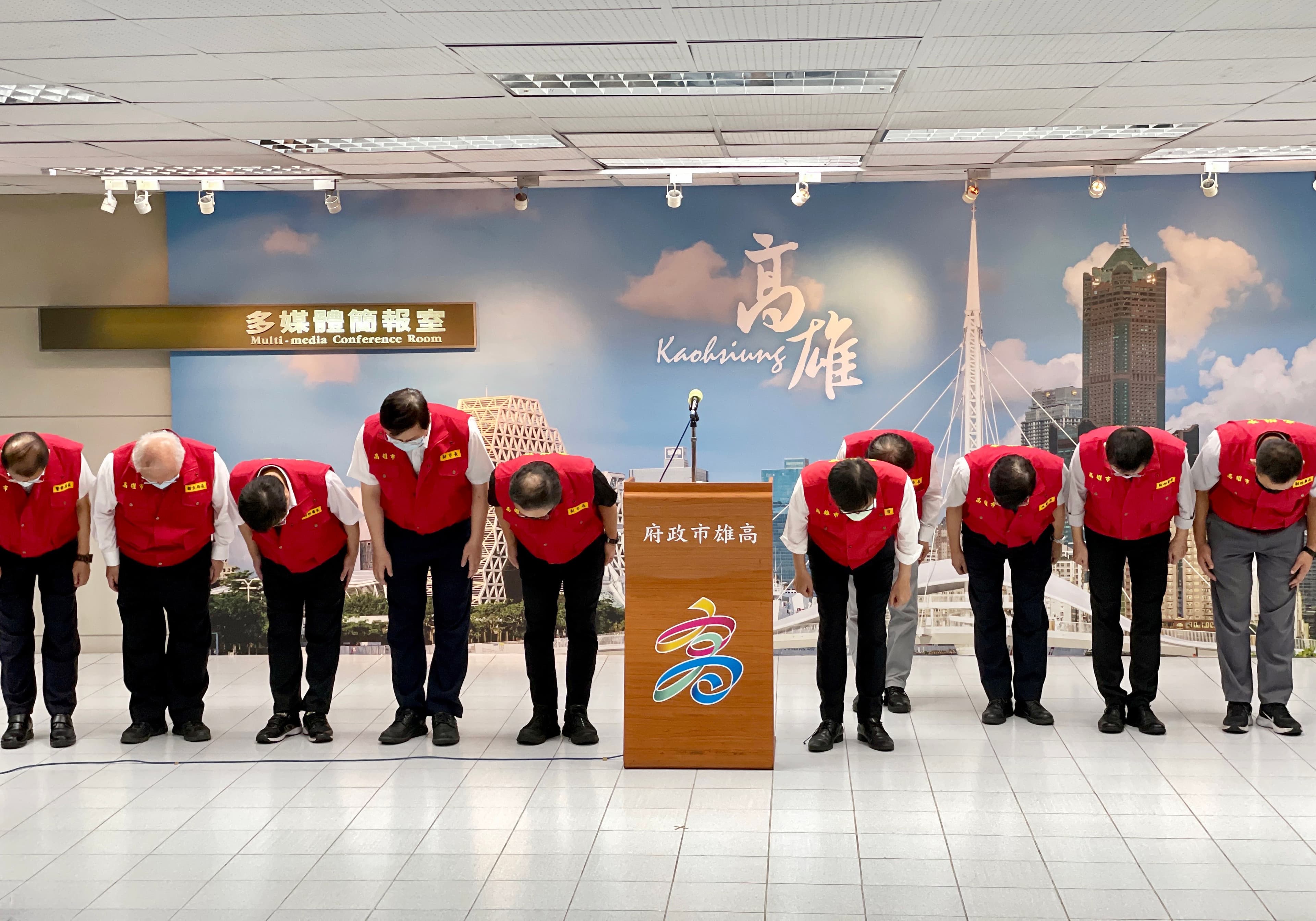 城中城大火,市長陳其邁(右5)率執政團隊鞠躬道歉,市府報告坦承有行政管理疏失,檢方以他字案繼續追查是否有涉刑責。(高市府提供)