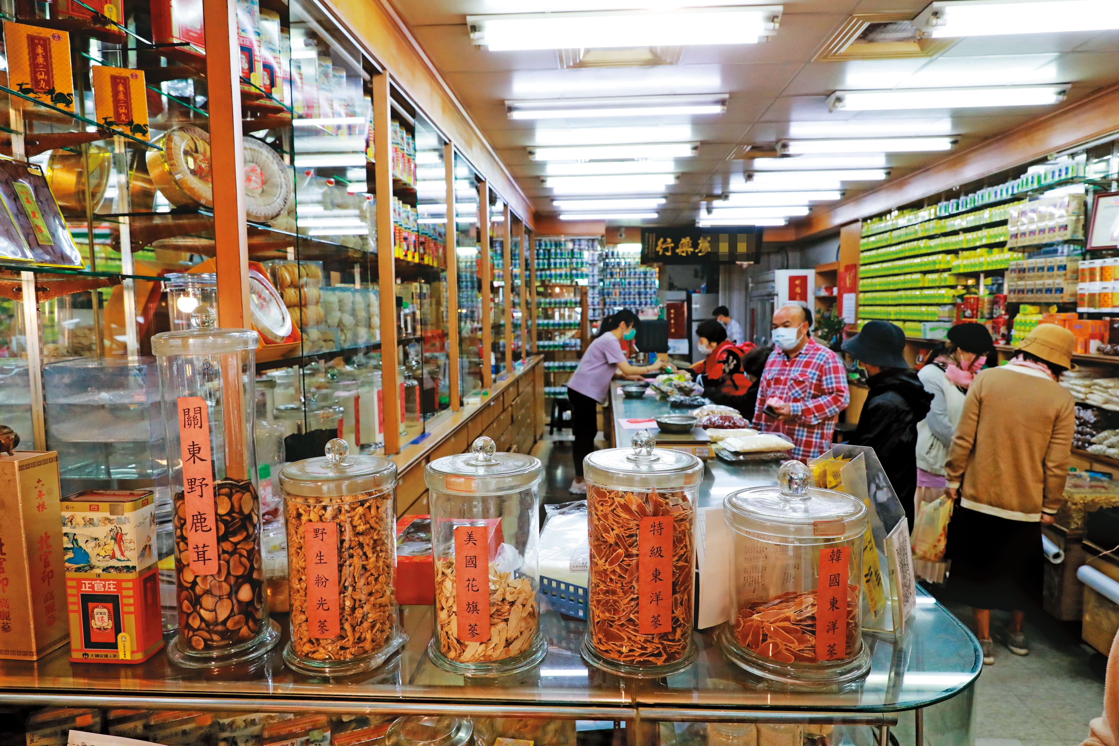 中藥行員工加入北市中藥工會,每月須繳交170元的會費及福利金。示意畫面。