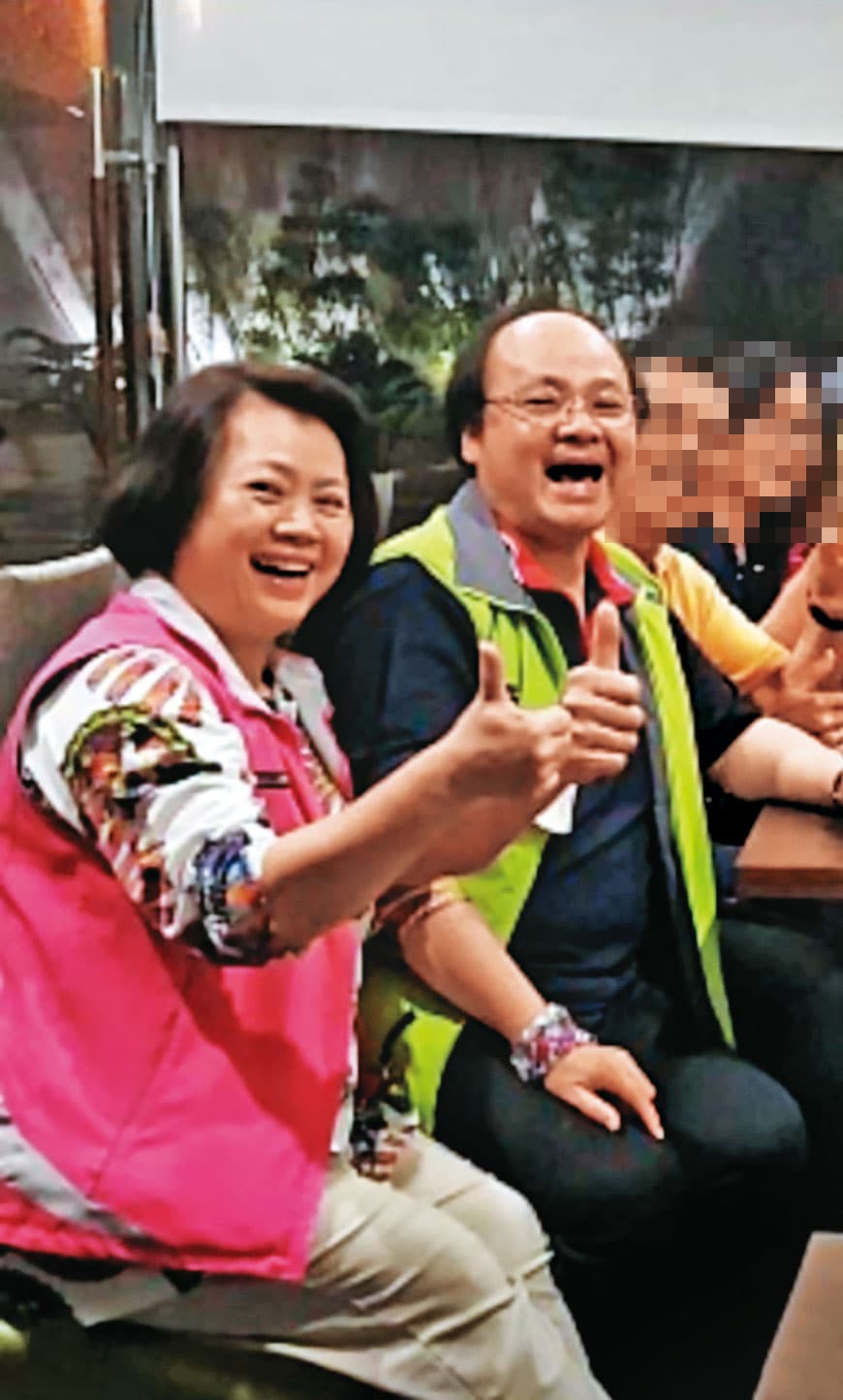 理事長袁千富(右)夫妻,被控掏空北市中藥工會上千萬元。 (翻攝台北市中藥製造業職業工會官網)
