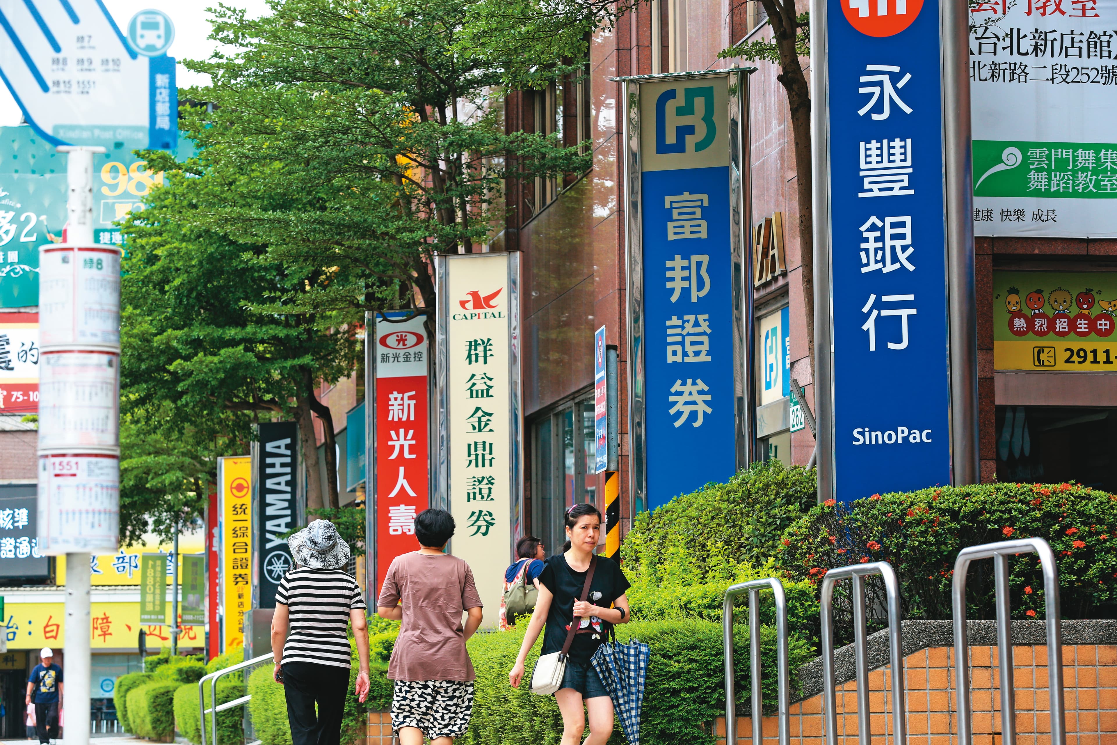 金融股表現平穩,殖利率相對高,是許多存股族的首選。