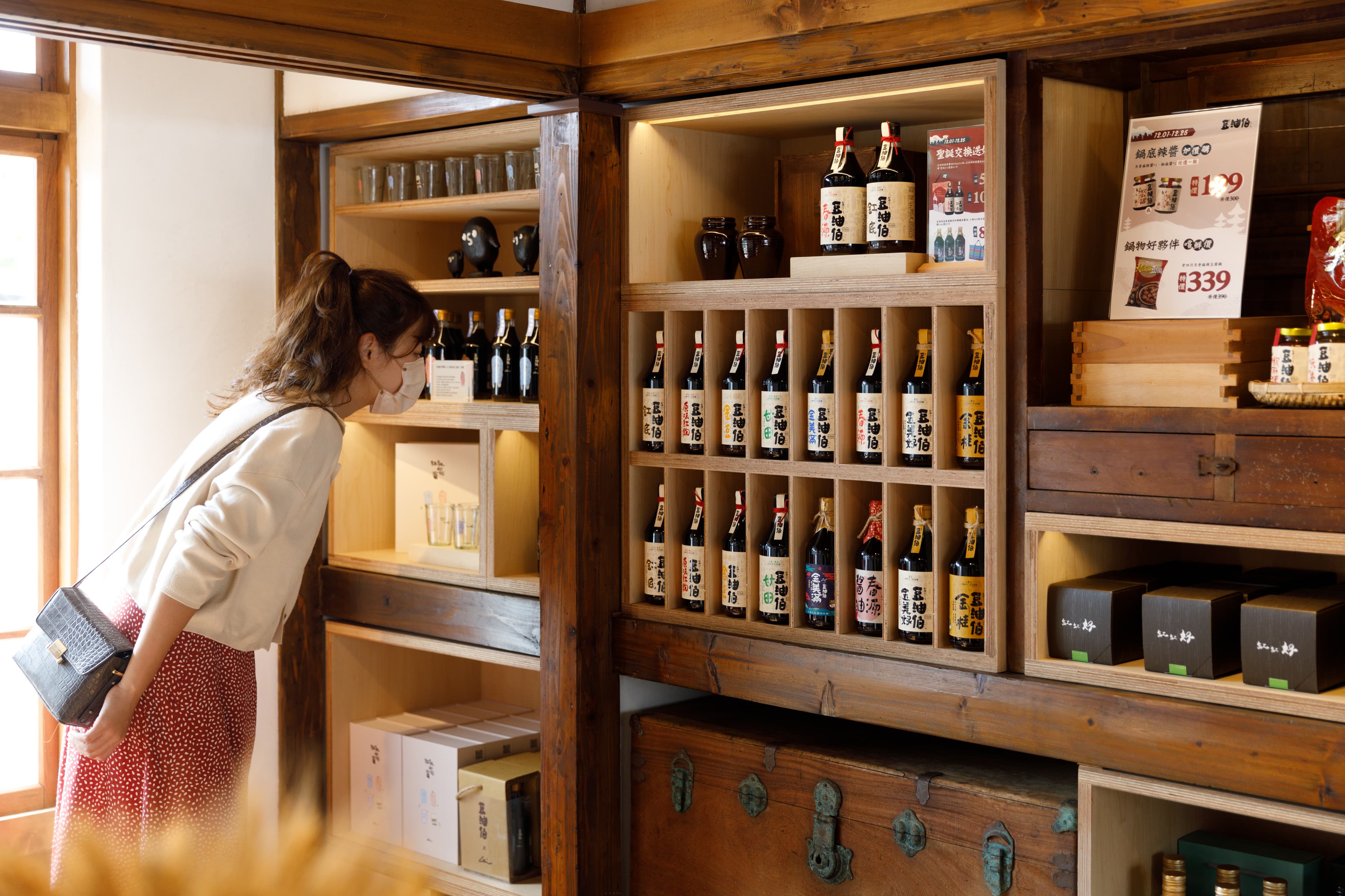 以日本「多寶閣」為靈感,在日式老屋方形牆內擺放醬油展示。