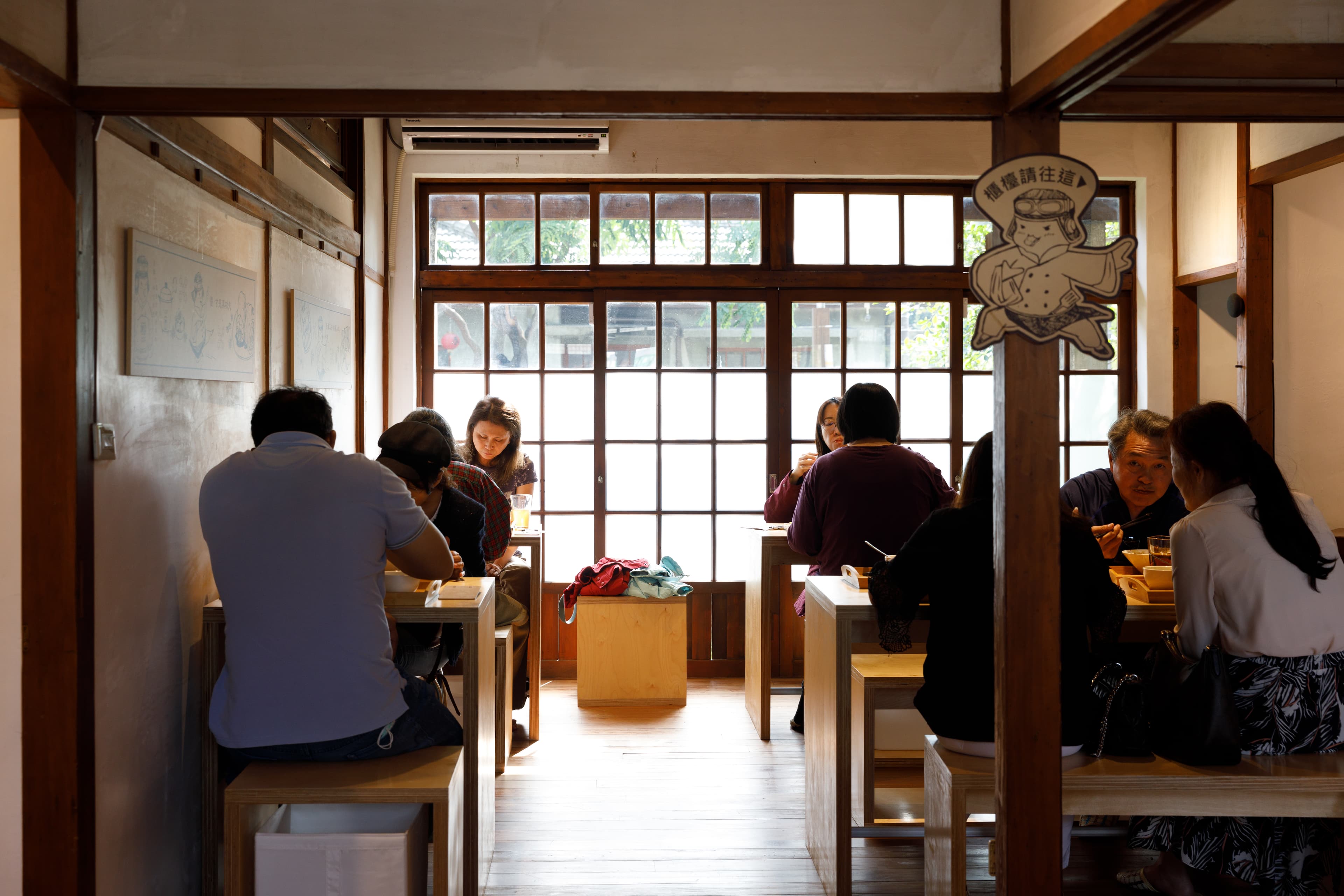 「黎記醬鴨」僅有勝利星村分店提供用餐空間,並打造成眷村食堂。