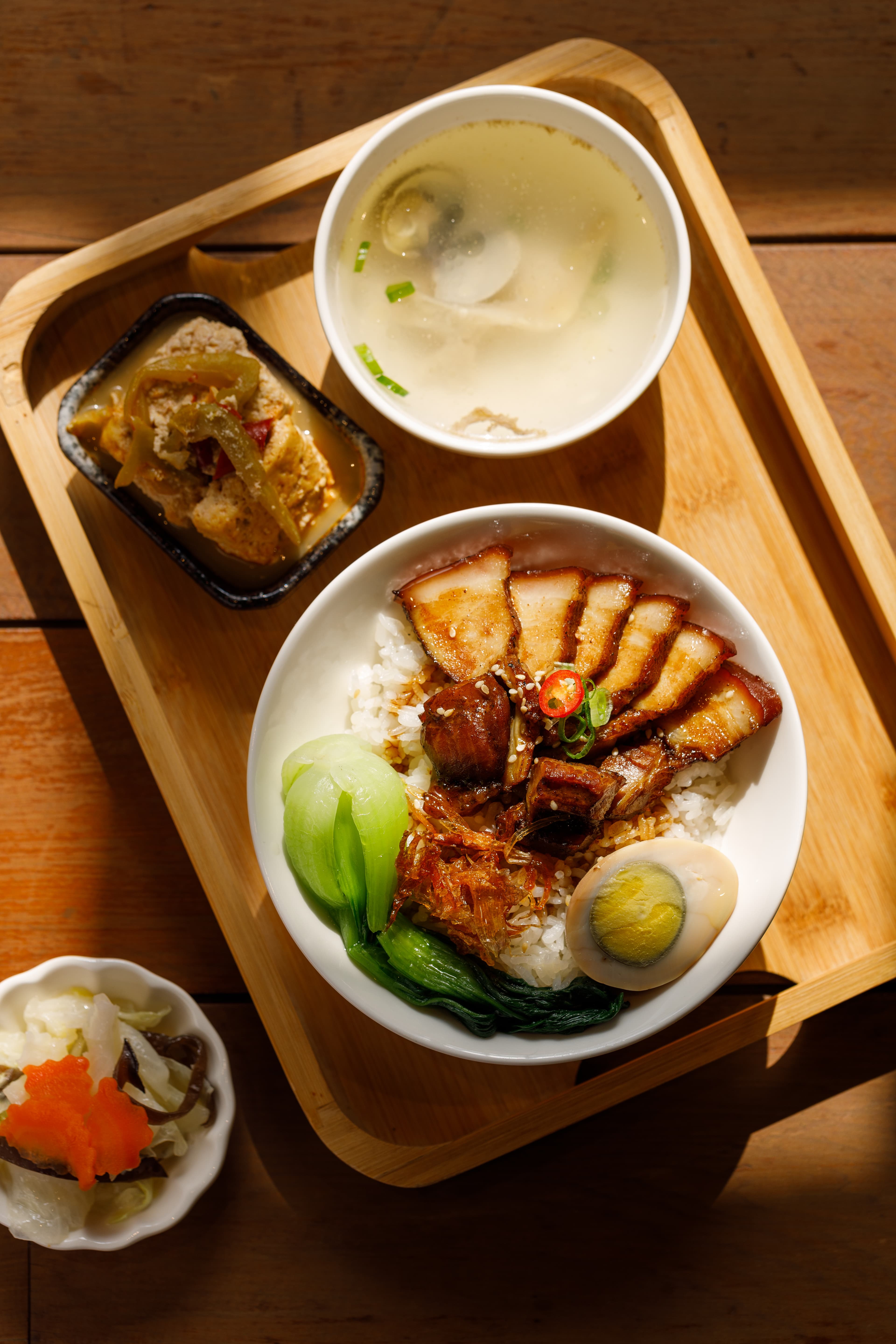 「醬燒五花肉飯套餐」是店內人氣餐點。(189元/份)
