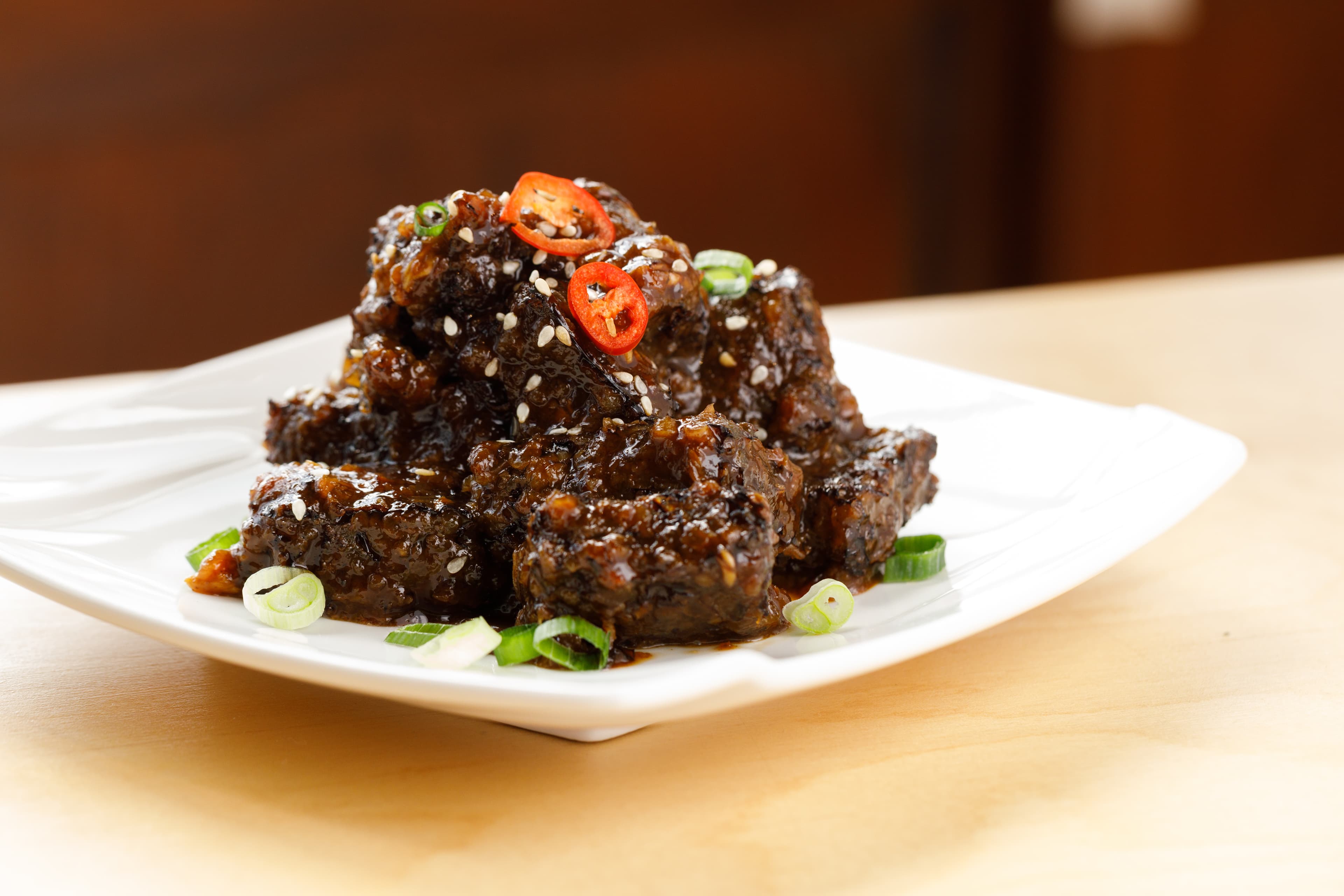 除了醬鴨系列,店內也販售獨門小菜,「冰糖米血」是許多饕客必點的隱藏招牌菜。(49元/份)