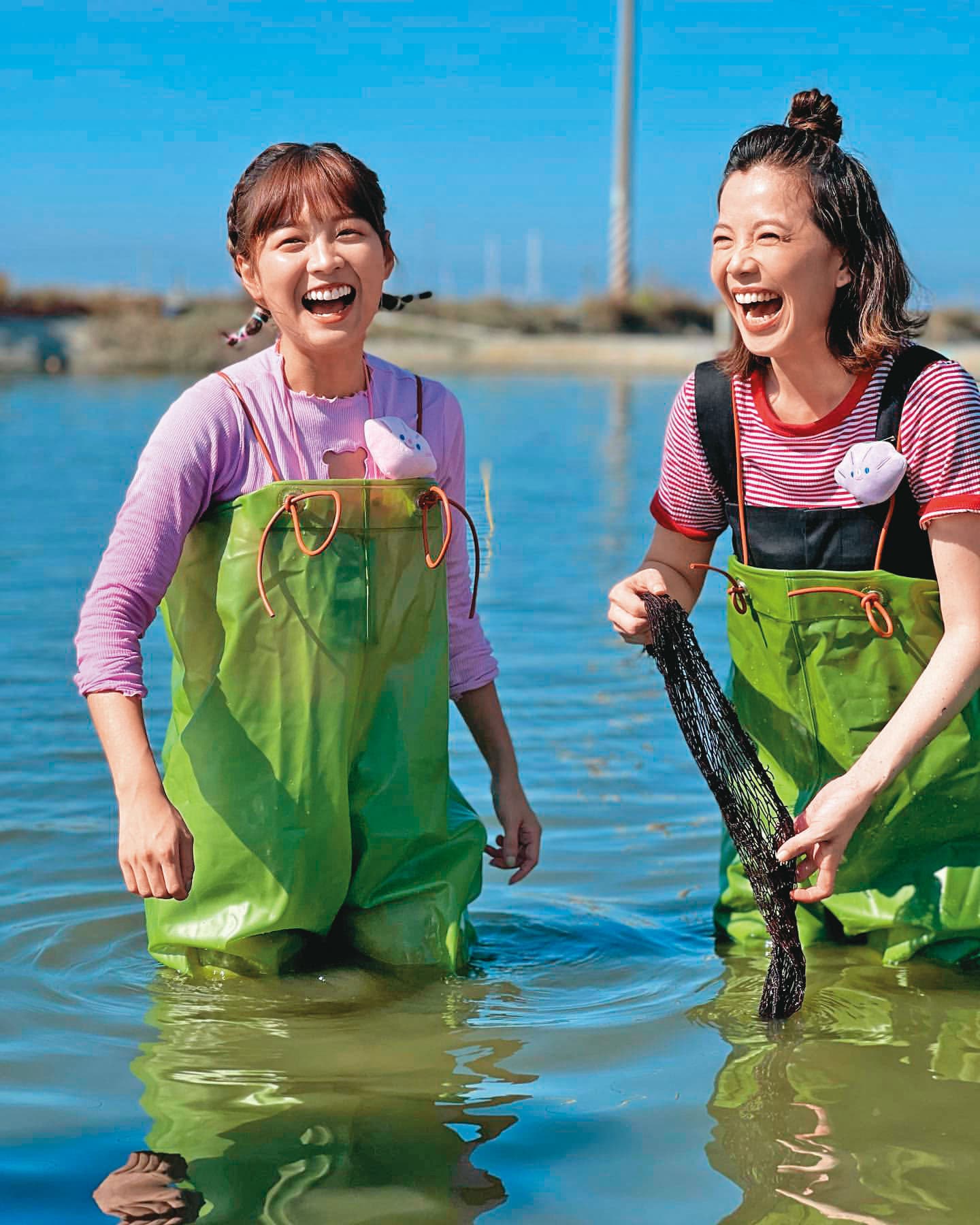 近日廖苡喬(右)參加民視八大《綜藝新時代》外景節目,帶大家體驗文蛤養殖,還與籃籃(左)一 起逗趣登場。(翻攝自廖苡喬IG)