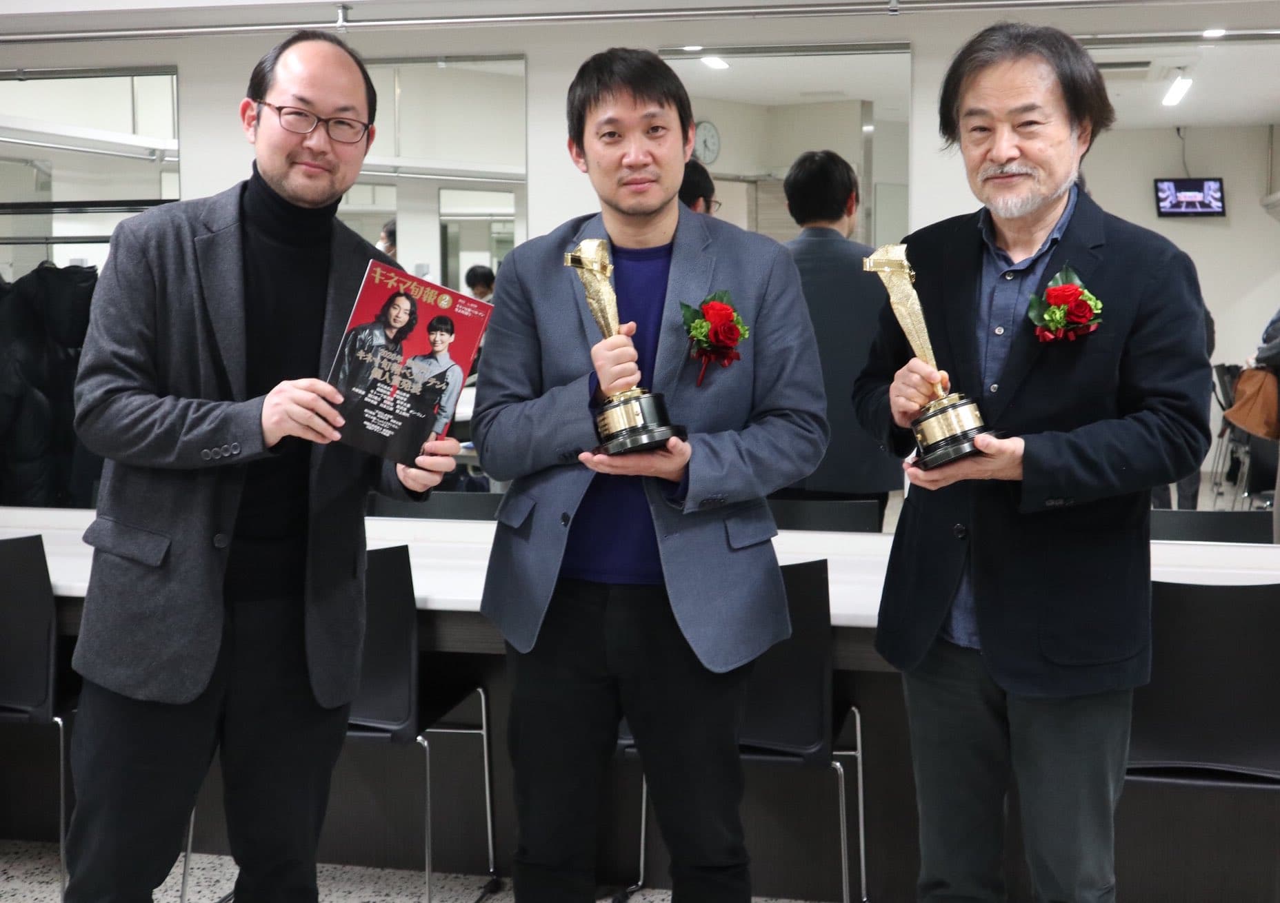 黑澤清(右起)、濱口竜介、野原位以《間諜之妻》拿下日本電影旬報最佳劇本獎肯定。(翻攝自《間諜之妻》Twitter)