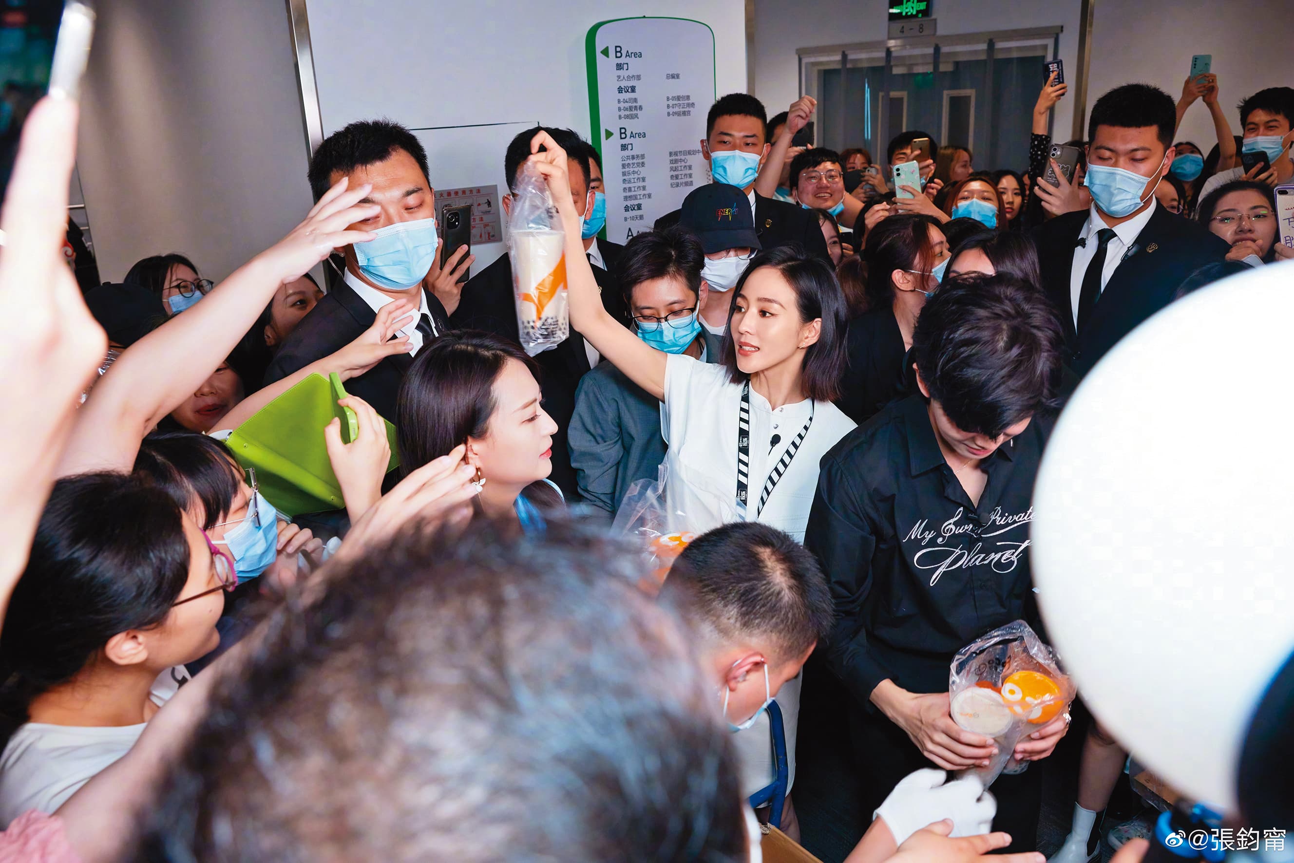 去年6月張鈞甯的新陸劇《不說再見》播映,反應甚佳,甚至舉辦粉絲見面會。(翻攝自張鈞甯微博)