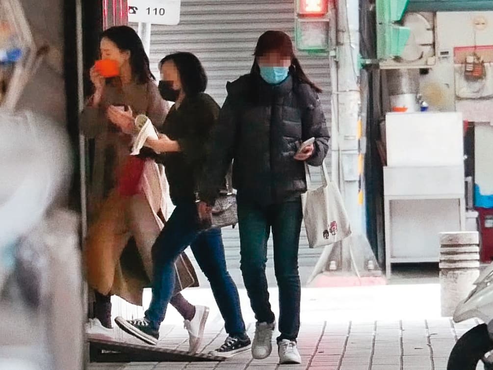 1/6 15:05 張鈞甯(左)與經紀人來到台北中山區的錄音室錄音,行程低調。