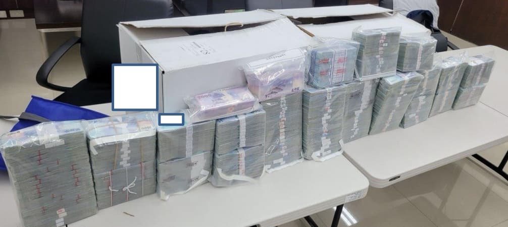 徐漢遭爆涉嫌索賄護航廠商,檢方在其辦公室搜出大量現金。(橋頭地檢署提供)