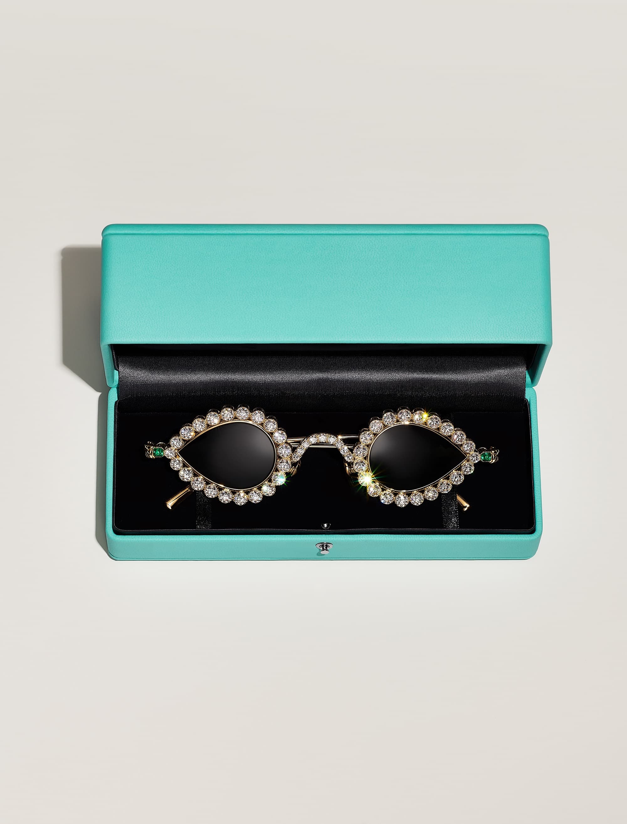 Tiffany出品即便是太陽眼鏡,當然還是有經典小藍盒。(Tiffany提供)