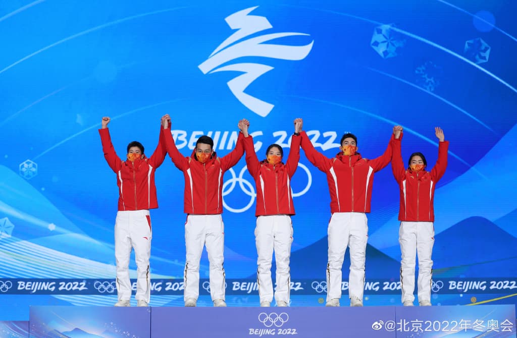中國雖然在短道速滑混合接力賽中歡喜摘金,不過卻存在交接棒未確實的違規爭議。(翻攝自2022北京冬奧年會微博)
