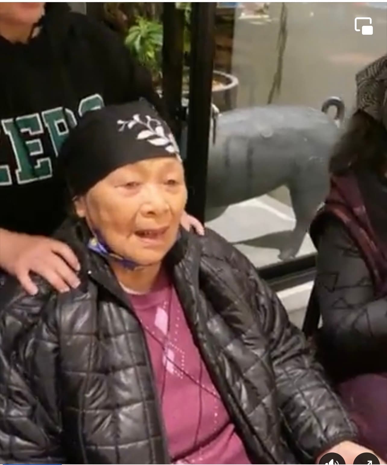 85歲的張媽媽過年開心唱歌。(翻攝自阿妹臉書)