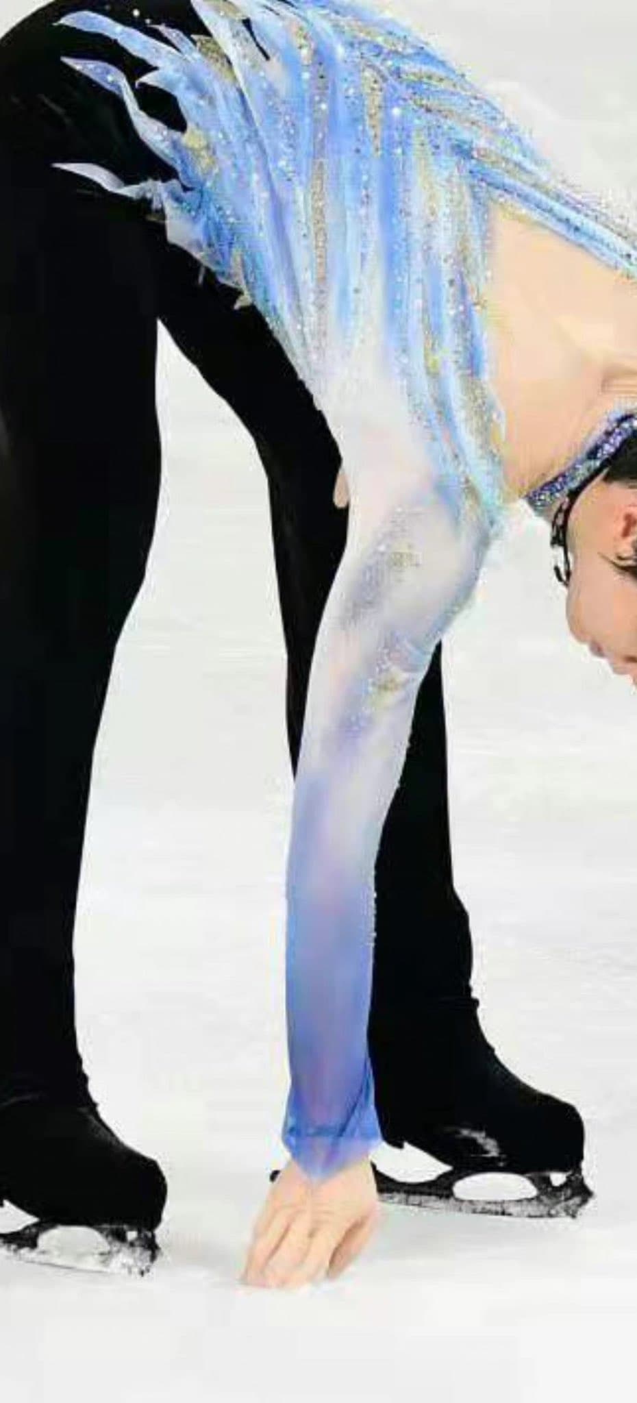 羽生結弦下場時特別摸了摸讓他失誤的「洞」。(翻攝ChienHanyu推特)