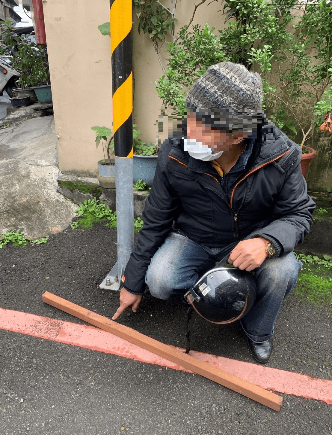 黃男遭逮後,帶警方起獲犯案用的木棍。(警方提供)