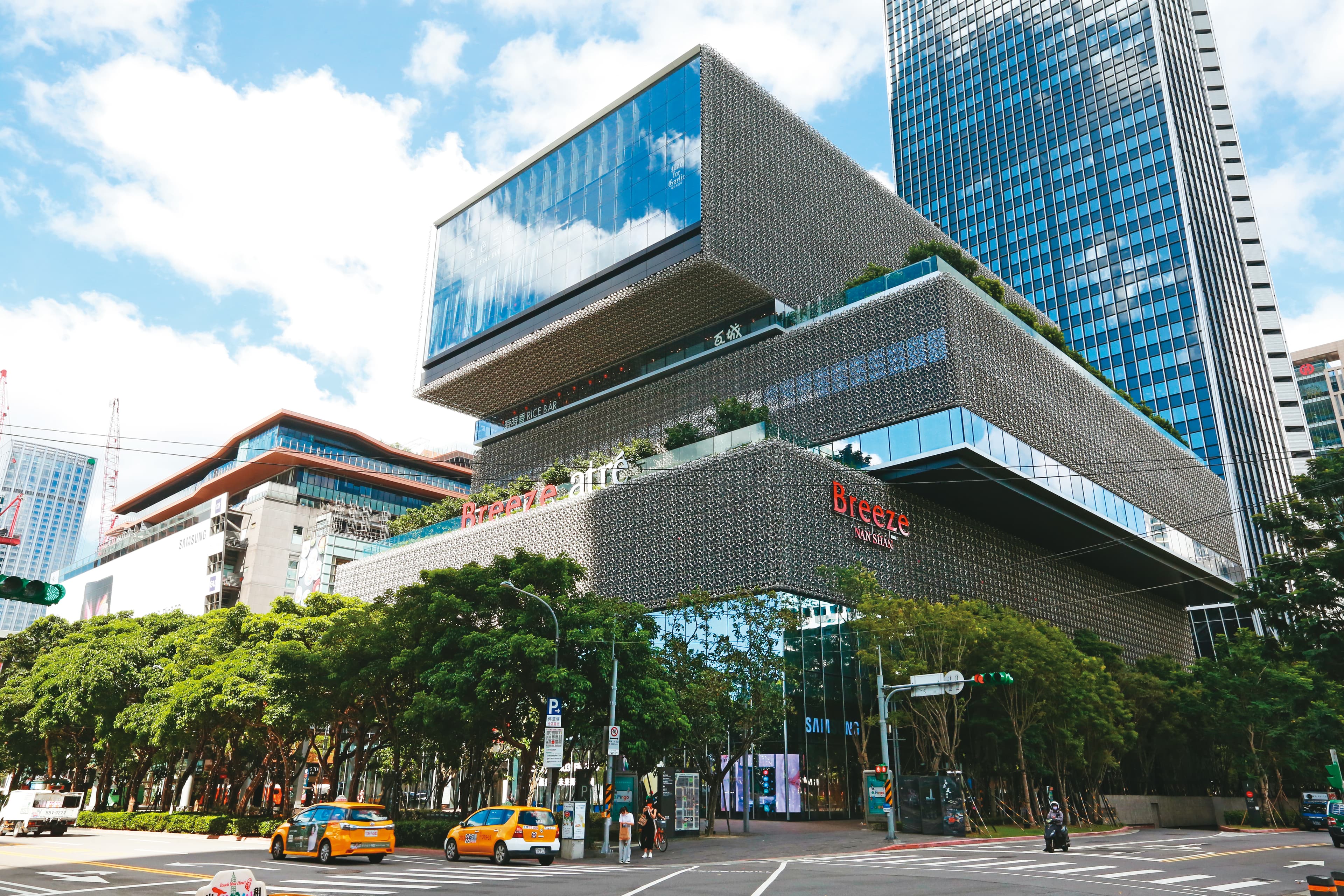 微風在台北信義區共有3館,是該區域第二大百貨經營者。
