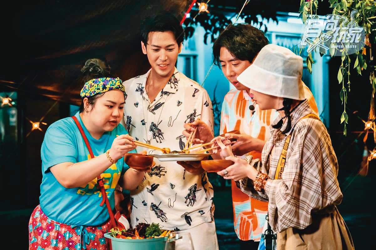陳德烈(左二)愛料理,參加的節目幾乎都是旅遊美食類,曾在《食尚玩家》中現身。(TVBS提供)