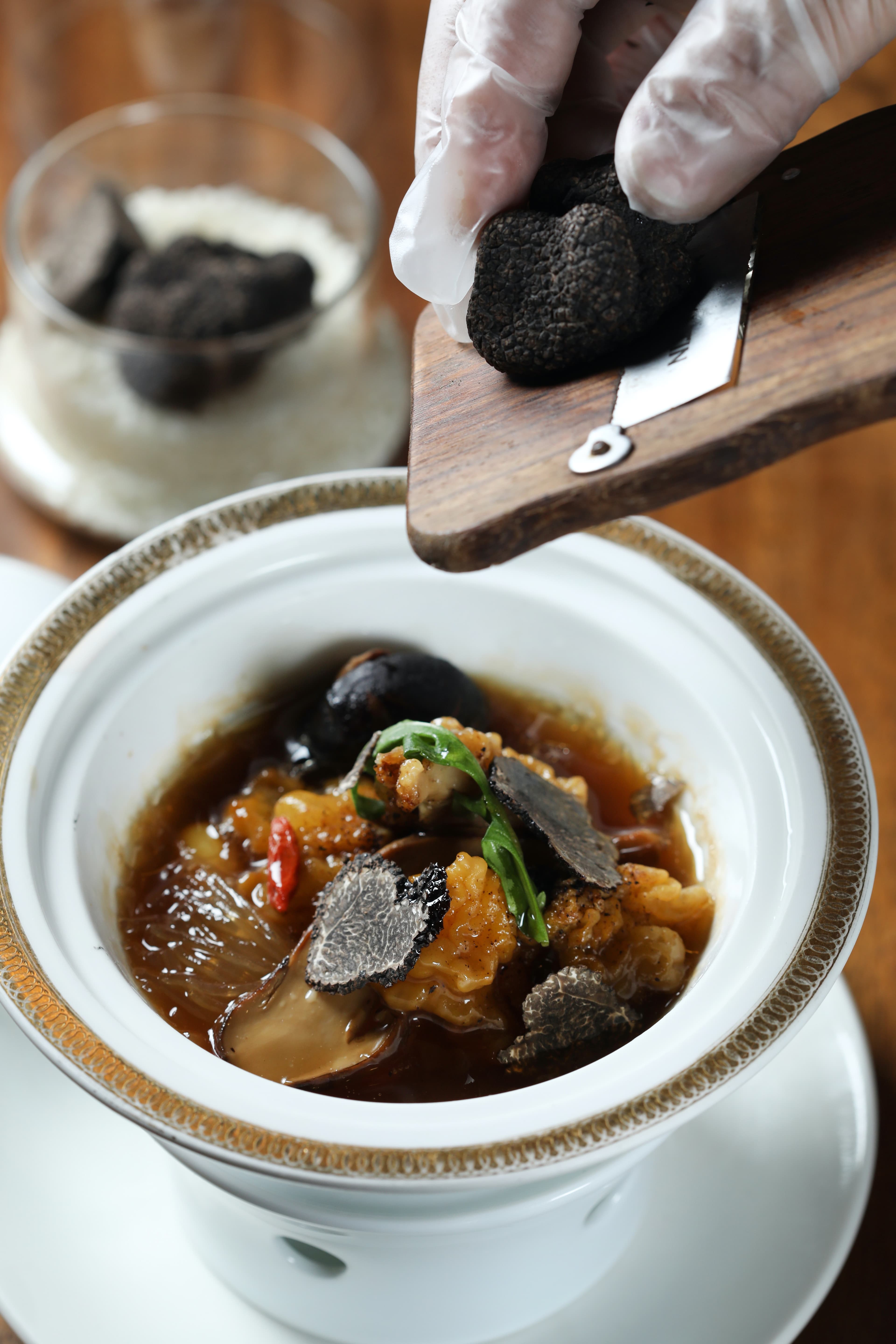 「上湯松茸煟黃耳」用蔬菜高湯煨煮黃木耳,刨上進口黑松露,膠質滿滿,風味渾厚。