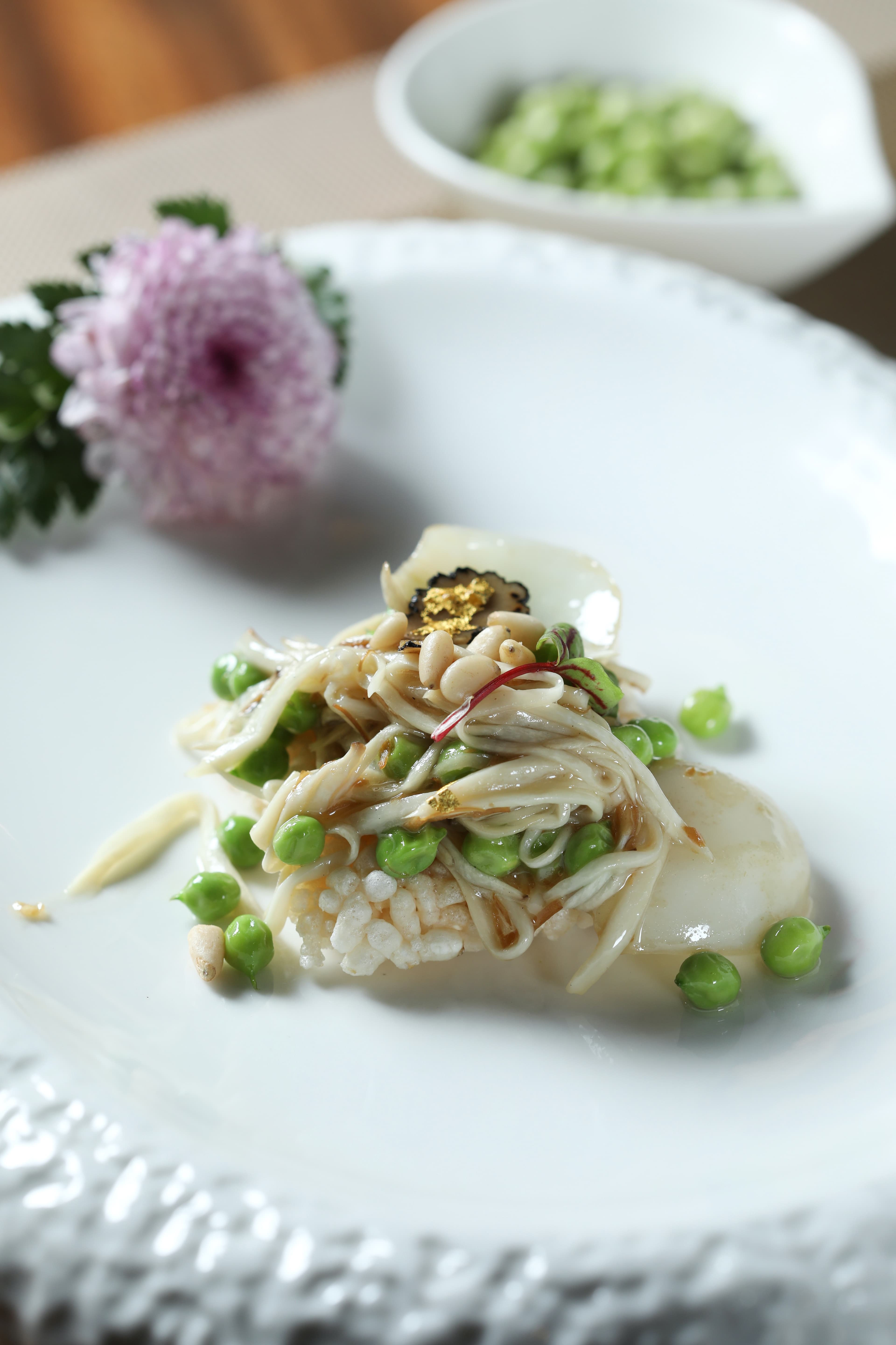 「松露百合甜豆仁」以炸米香為底,疊上炸杏鮑菇絲與豆仁,清甜脆口。
