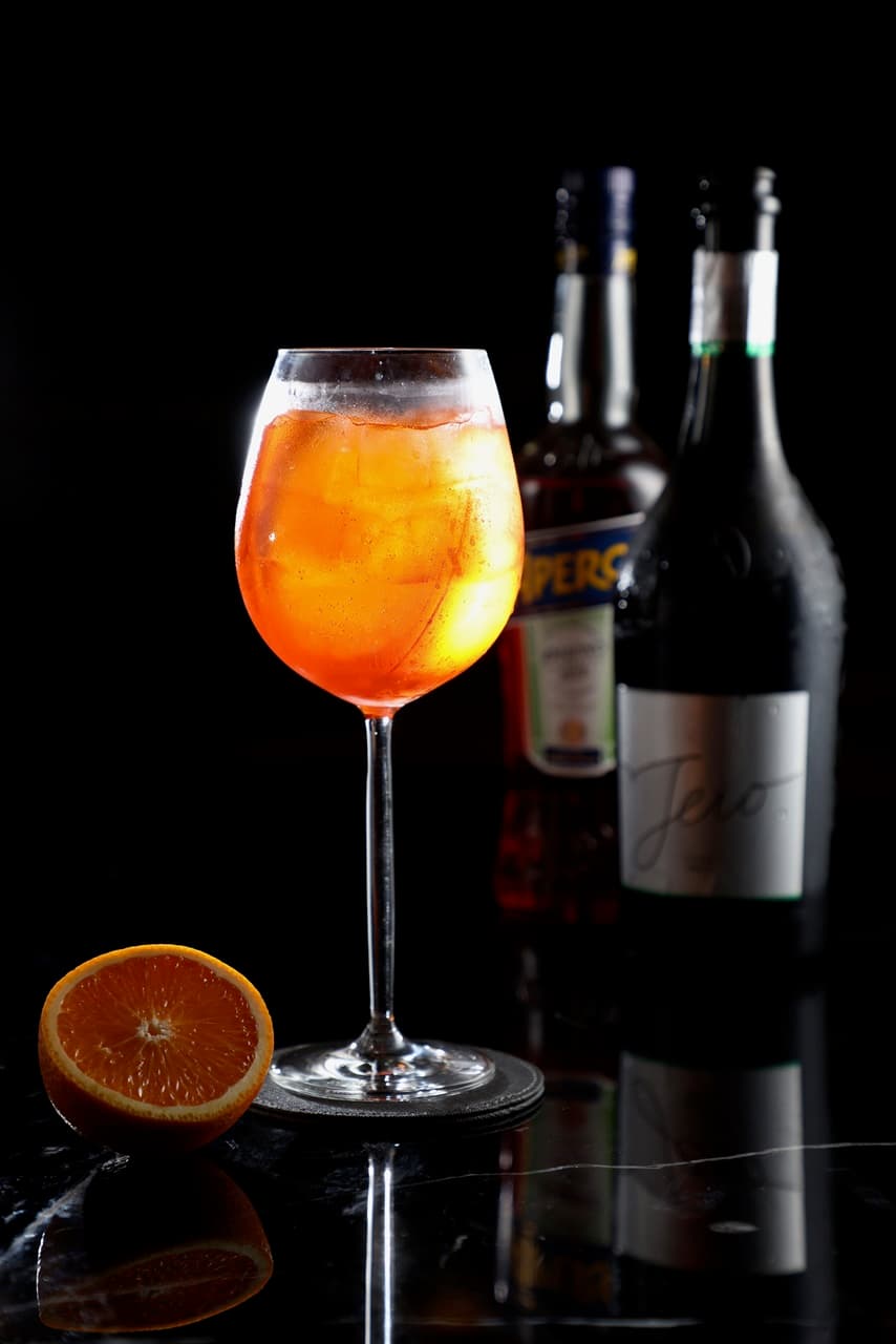 義大利國民飲料「Aperol Spritz」用苦甜開胃酒Aperol和氣泡酒製作,爽冽開胃。(400元/杯)