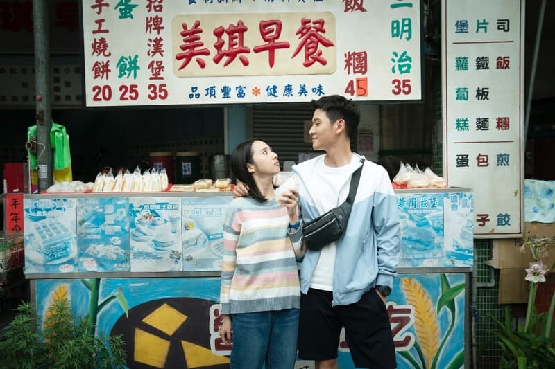 周興哲(右)與李沐(左)主演的《我吃了那男孩一整年的早餐》,改編自2015年轟動Dcard的愛情故事。(星空飛騰提供)