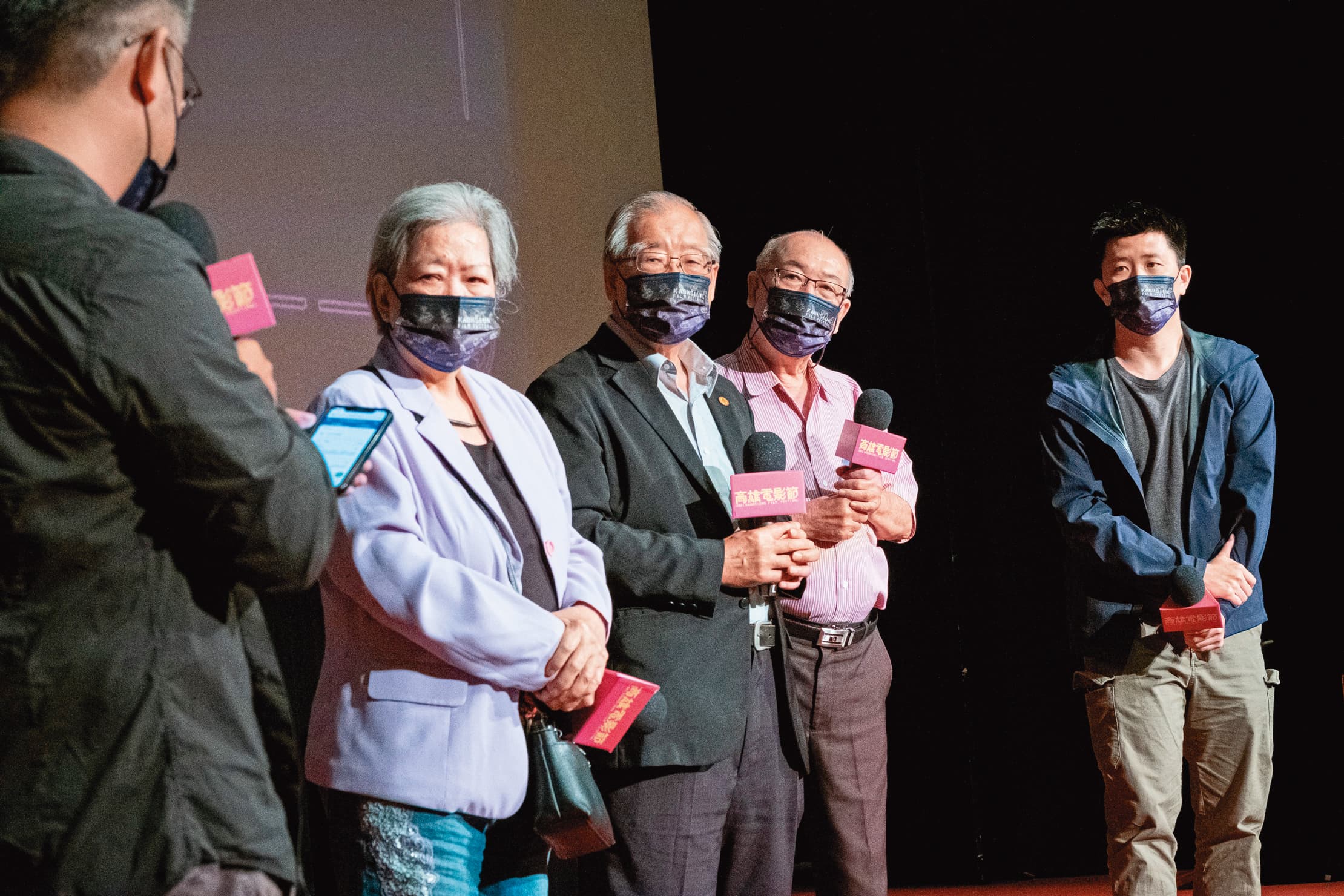 導演廖克發(右起)與片中受訪者李宜宏、王文宏、林黎彩出席高雄電影節首映的映後活動。(高雄電影節提供)