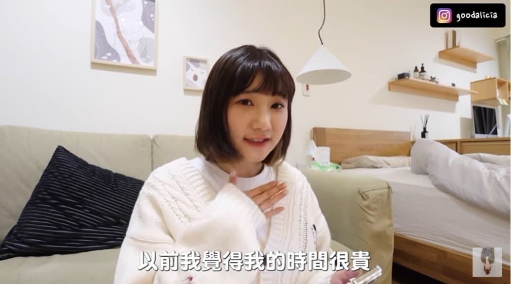愛莉莎莎表示以前覺得「我的時間很貴」,出門都以Uber或計程車當交通工具。(翻攝自愛莉莎莎YT)