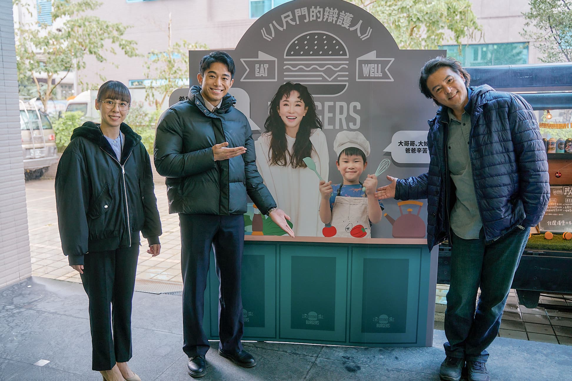 《八尺門的辯護人》公辯室成員同享范文芳的愛心餐點,左至右為演員陳恩甄(飾演林芳語)、初孟軒(飾演連晉平)、李銘順(飾演佟寶駒)。(鏡文學提供)