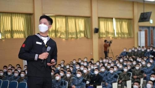 朴寶劍身著藍色水手服軍裝,雖然戴口罩仍遮不住個人魅力。(網路圖片)