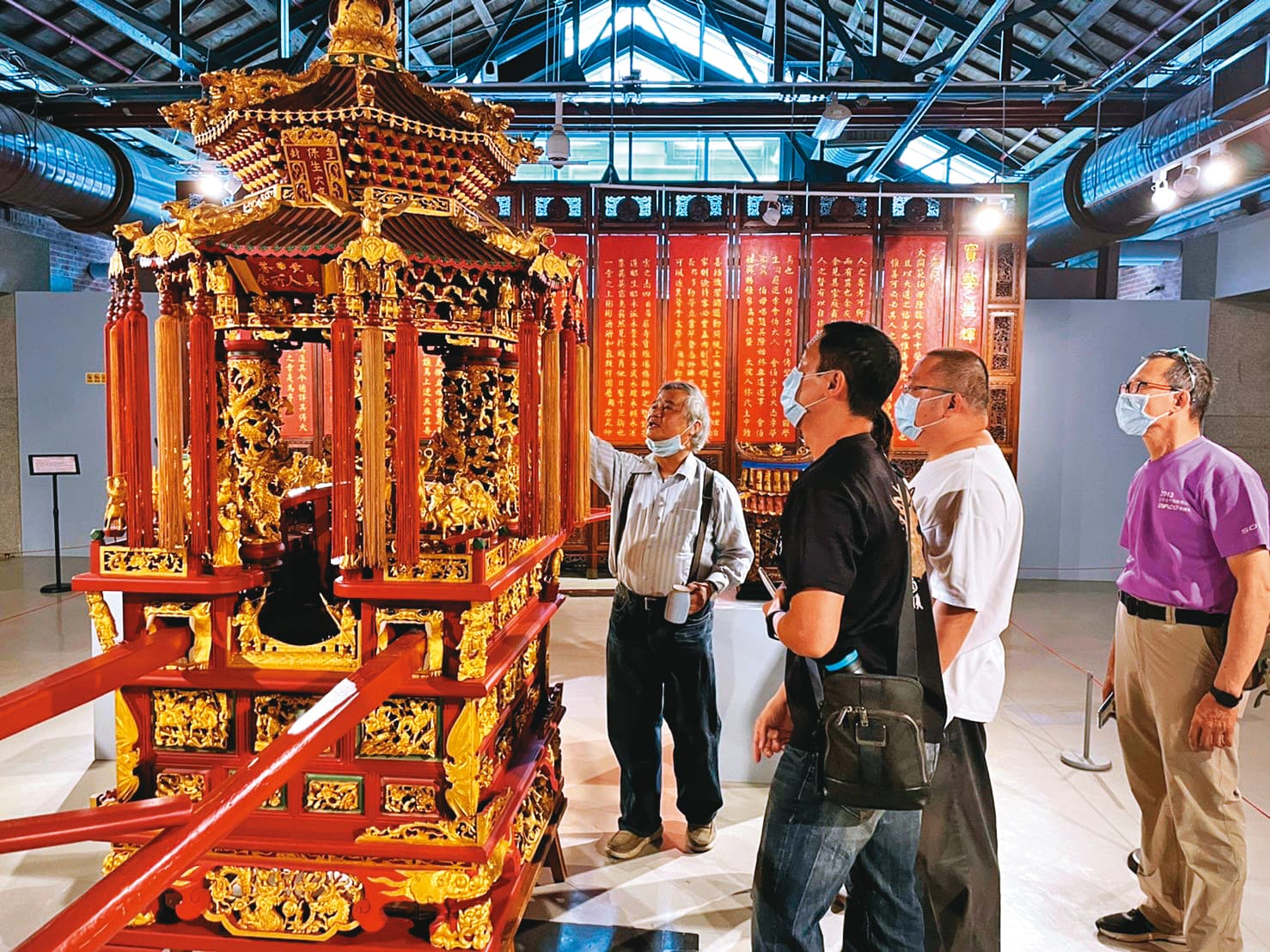 潘思源還請來人間國寶李秉圭修復團隊為他修復藏品。(潘思源提供)