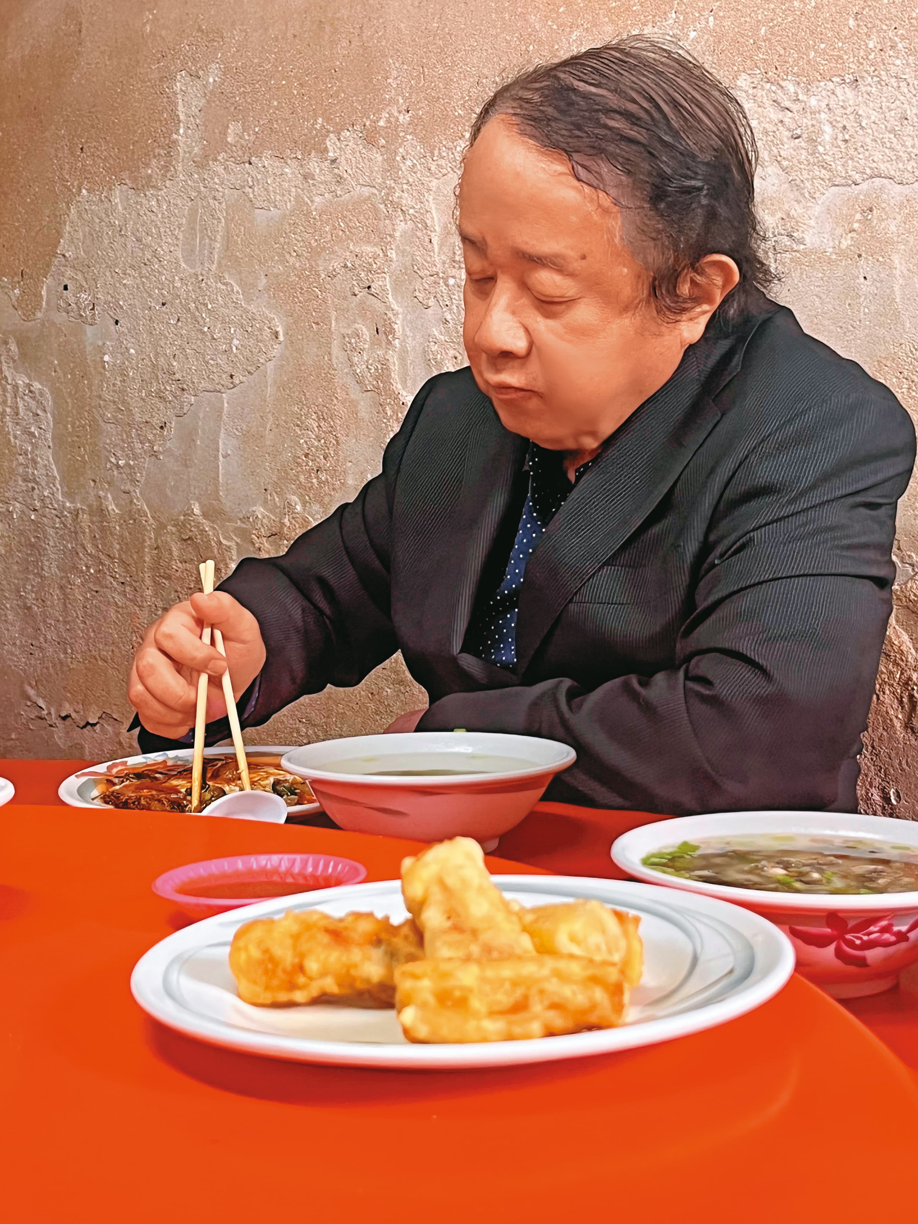 縱使有百億身家,但潘思源不講究排場,在金門的中餐以小吃解決。