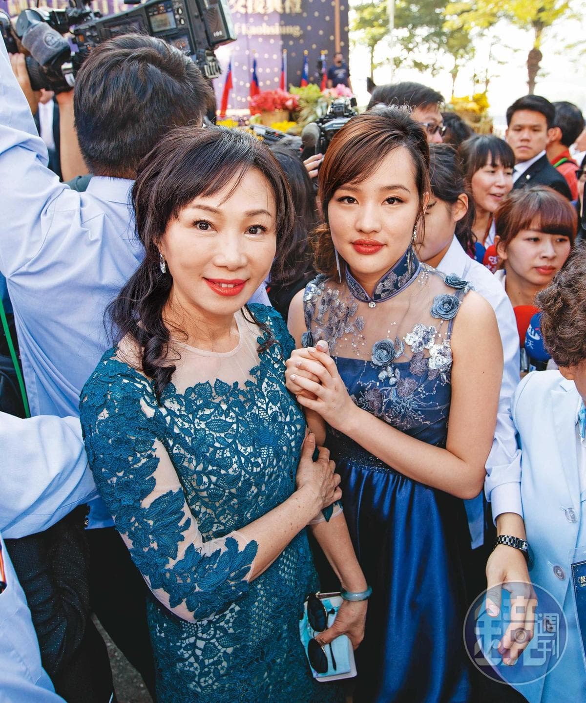 韓國瑜的女兒韓冰(右)因為爸爸竄紅,而且有過大批的支持者。(本刊資料照)