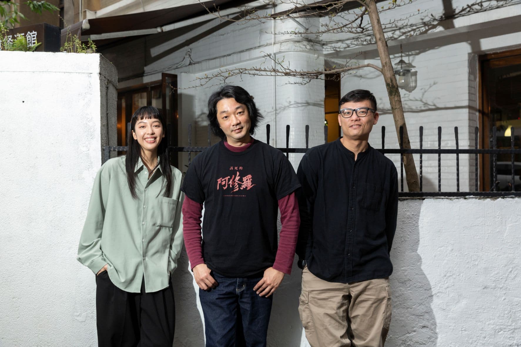 樓一安(中)籌拍《該死的阿修羅 》, 透過試鏡敲定演員王渝萱,監製徐國倫(右)也提供導演創作建議、制定籌資計劃。