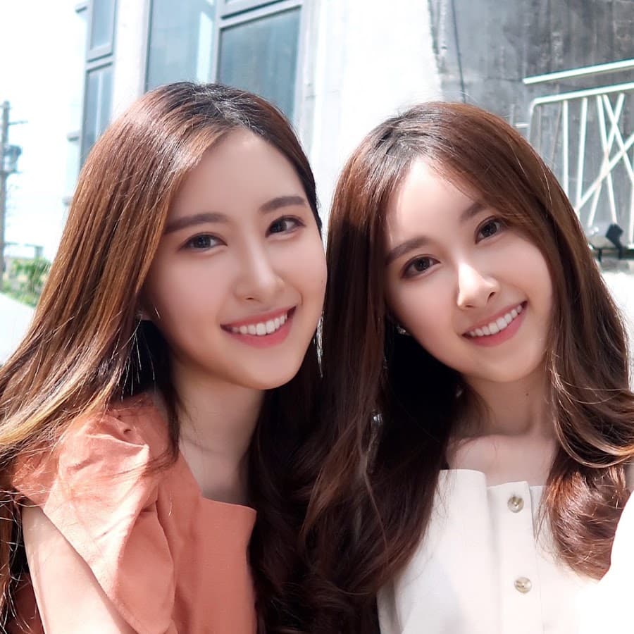 談到網紅雙胞胎Sandy(周玗希)、Mandy(周玗函),尊笑說:「很像機器人回話。」(翻攝自Sandy & Mandy IG)
