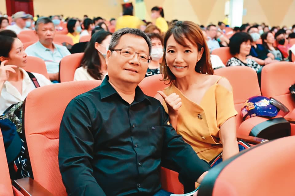 三立電視《消失的國界》前主持人李天怡及丈夫郭人杰替頑皮世界引進動物,被控詐騙1.5億元及浮報款項,檢調深入調查中。(翻攝郭人杰臉書)
