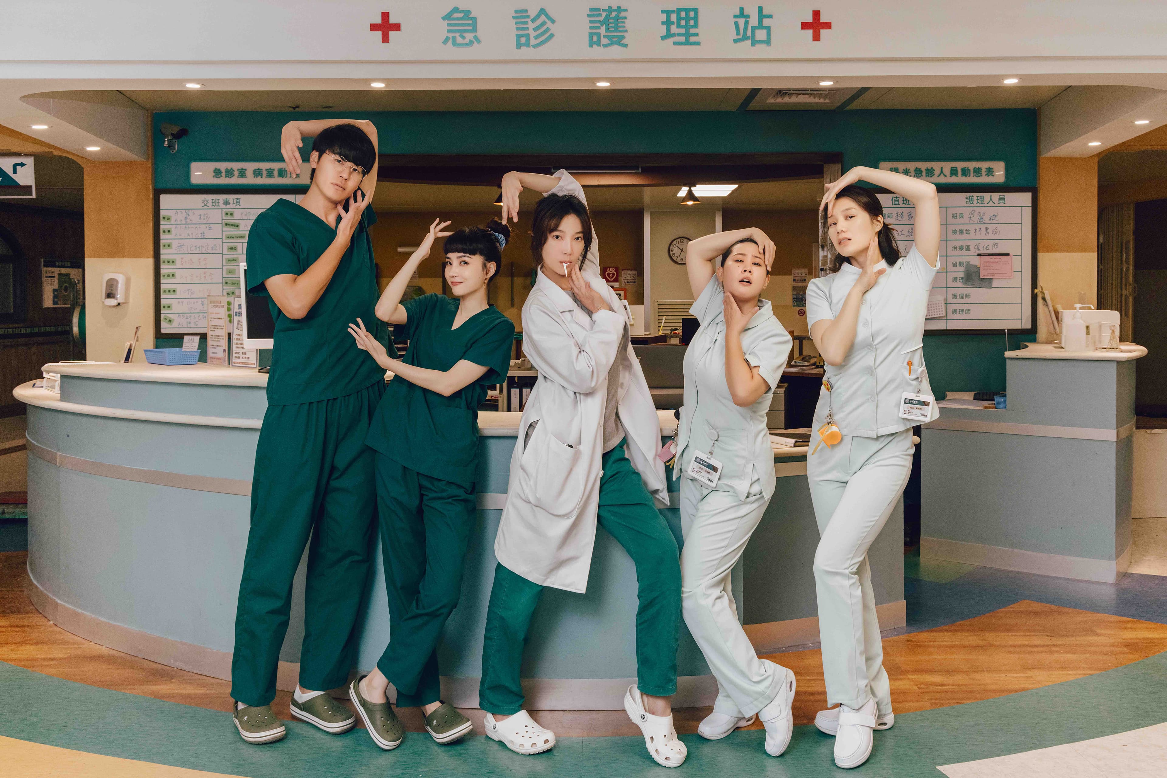 公視醫療喜劇《村裡來了個暴走女外科》陽光醫院篇花絮公開專業又瘋狂的醫護角色。(公視提供)
