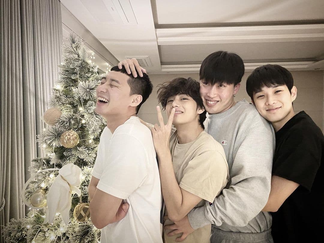 朴敘俊(左起)、防彈少年團成員V、Peakboy、崔宇植(右1),還有朴炯植是「Wooga Family」好友團。(翻攝朴敘俊IG)