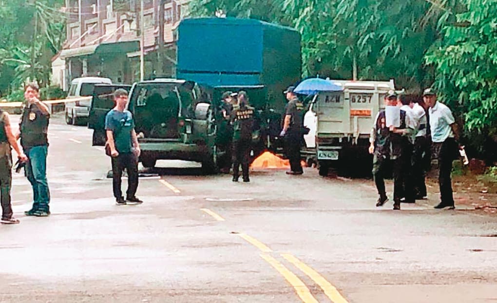 警方調來2輛卡車前後夾擊,成功圍捕陳宏宗,最後將他擊斃。(翻攝畫面)