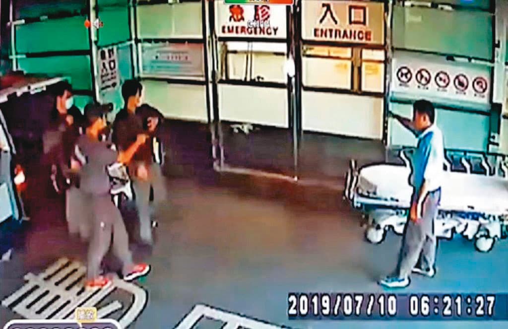 圍捕陳宏宗的過程中,警方人員受傷送醫。(翻攝畫面)