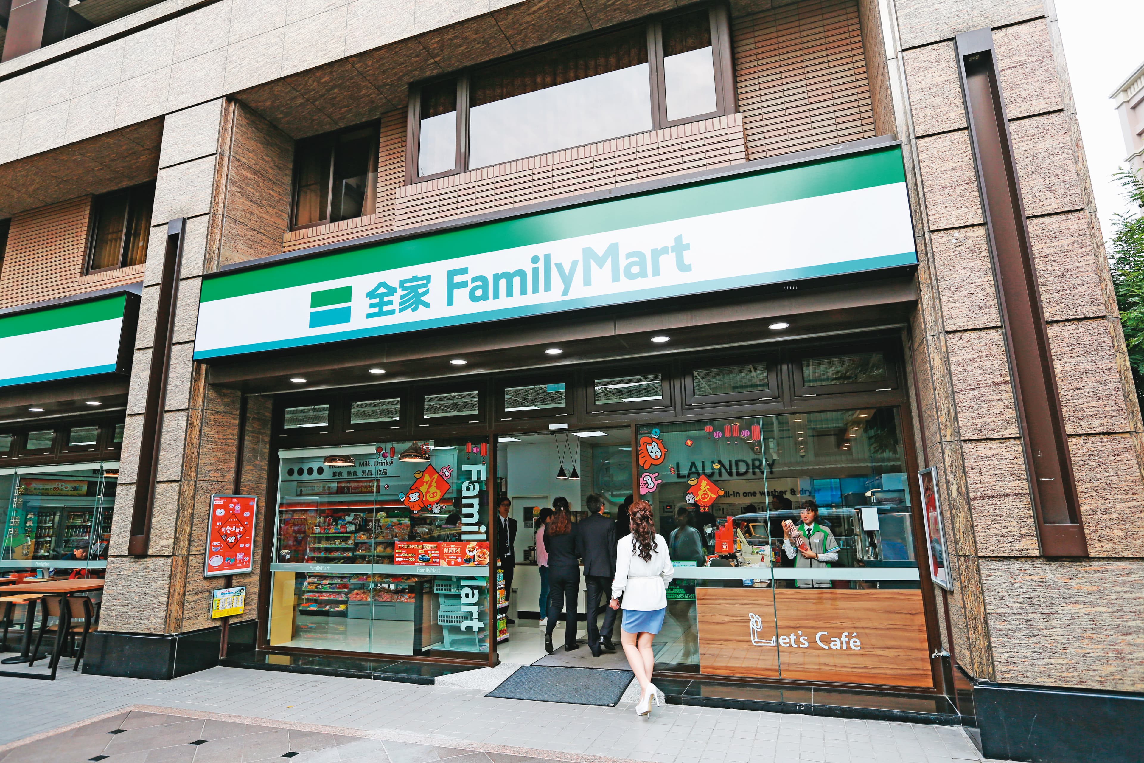 去年底,全聯、全家宣布策略結盟,未來消費者不管持有全聯或全家的支付工具,都能到2家門市消費。