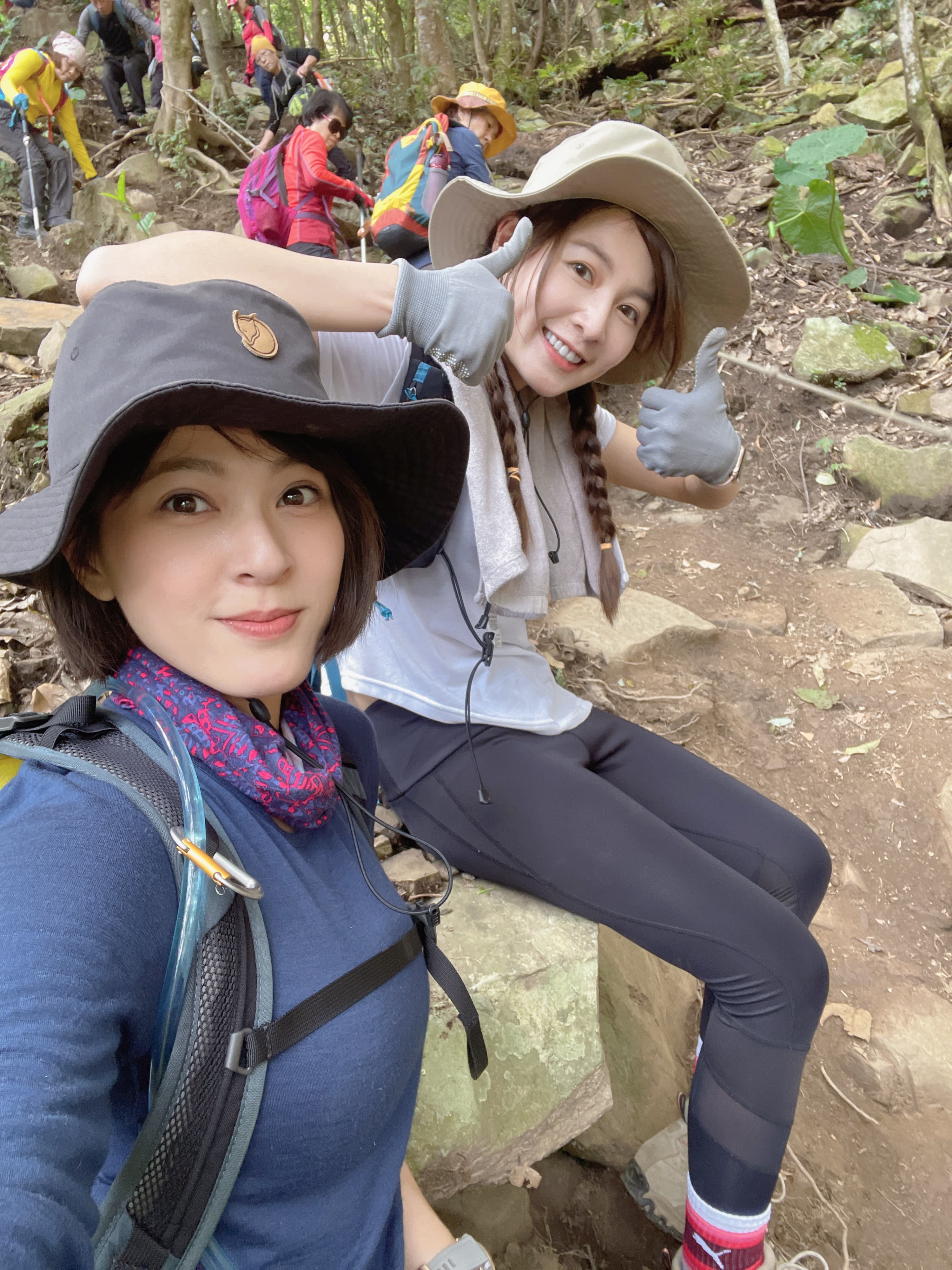 蘇晏霈登山時還會被民眾追問八點檔劇情。(民視提供)